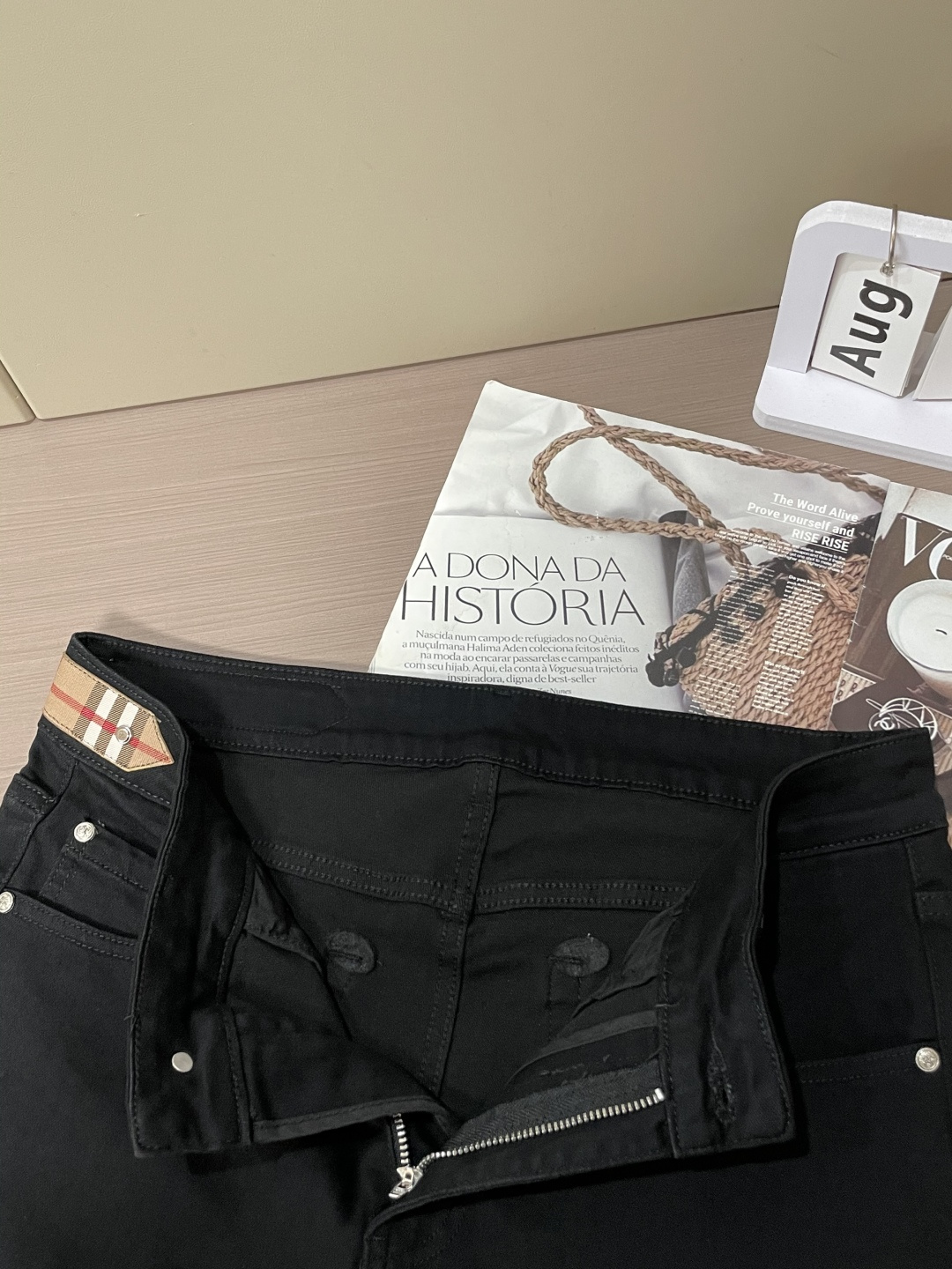 Bur专柜最新同款牛仔裤 面料版型做工绝绝子好穿不挑身材在搭配上没有太多的限制 随意简洁的衬托其他单品，