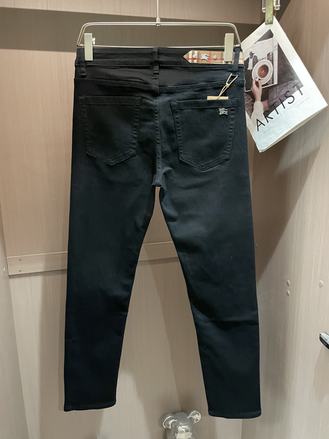 Bur专柜最新同款牛仔裤 面料版型做工绝绝子好穿不挑身材在搭配上没有太多的限制 随意简洁的衬托其他单品，