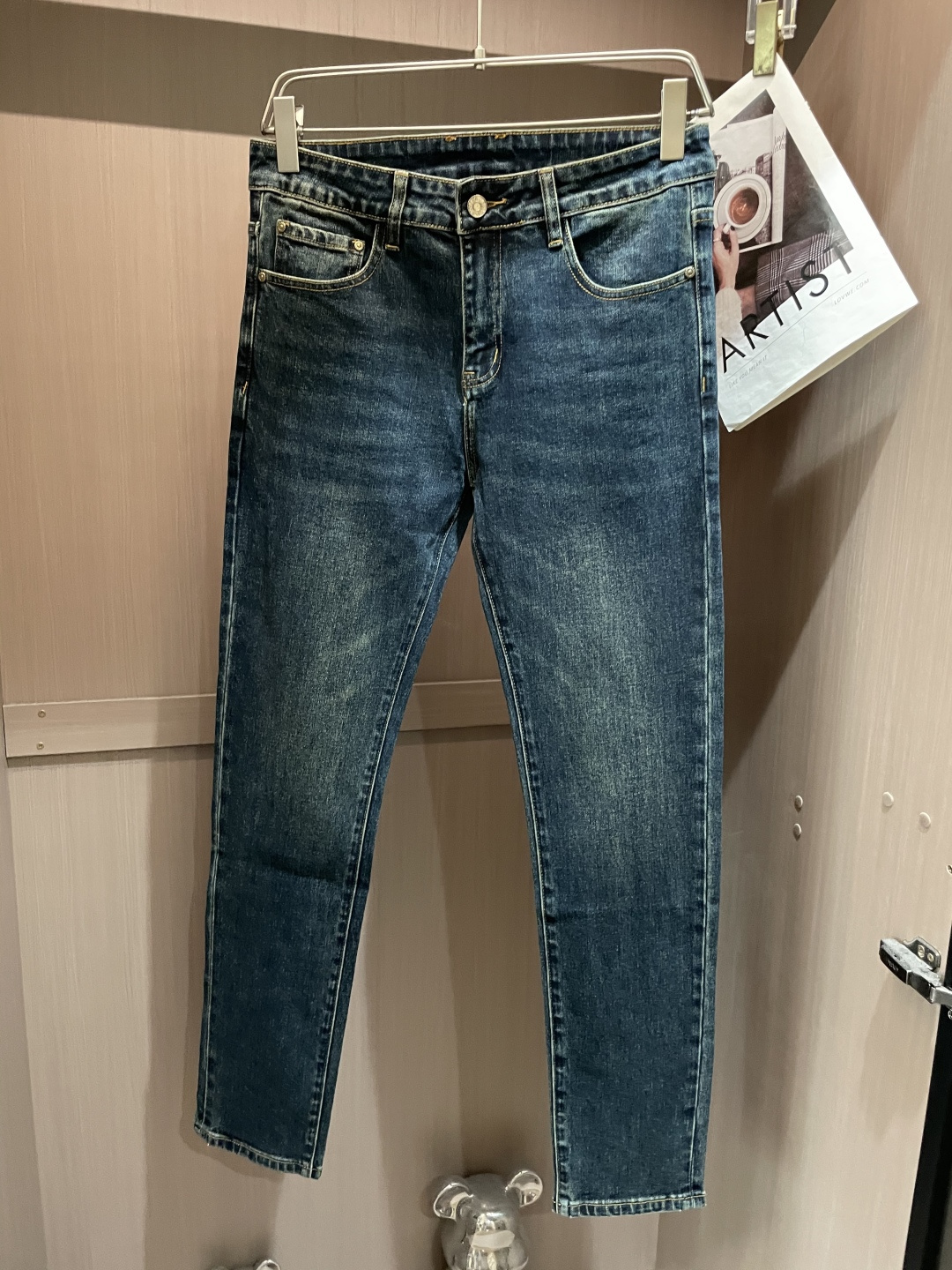 NO:522187,DG counter has the latest same style of jeans. The fabric style is excellent. It is easy to wear and not pick on the figure. There are no restrictions on matching. It can be simple to set off other items to show your style and posture~ A full set of original hardware accessories, top-level creation. It can be matched with any style of items, matched with various T-shirts/shirts, knitted jackets. You don’t have to worry about matching when going out on a daily basis. Size 29-40,,jeans,jackets & coats,shirts,tees,t-shirt,alexander wang19860909DG 专柜最新同款牛仔裤 面料版型做工绝绝子 好穿不挑身材在搭配上没有太多的限制 随意简洁的衬托其他单品,来展现自己的风格姿态～ 全套原版五金辅料,顶级打造 可以百搭任何风格的单品,搭配各种T恤／衬衫,针织外套都可,日常外出不必再为搭配而烦恼了 尺码 29-40,,jeans,jackets & coats,shirts,tees，t-shirt,alexander wang,Men's clothing