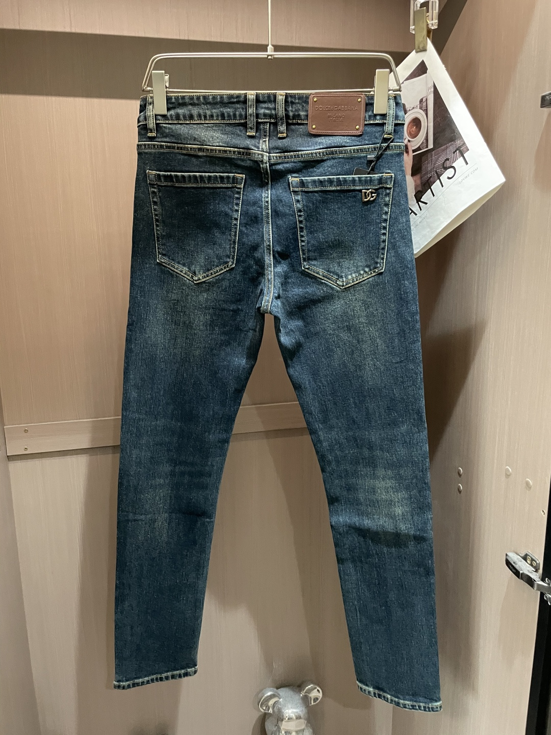 DG专柜最新同款牛仔裤 面料版型做工绝绝子好穿不挑身材在搭配上没有太多的限制 随意简洁的衬托其他单品，来