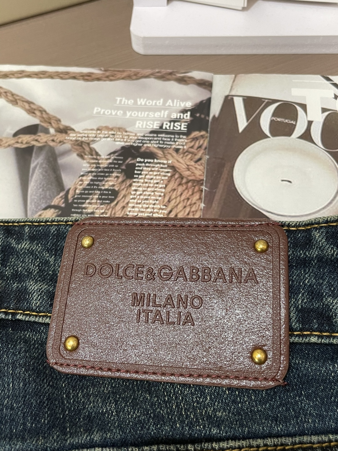 DG专柜最新同款牛仔裤 面料版型做工绝绝子好穿不挑身材在搭配上没有太多的限制 随意简洁的衬托其他单品，来