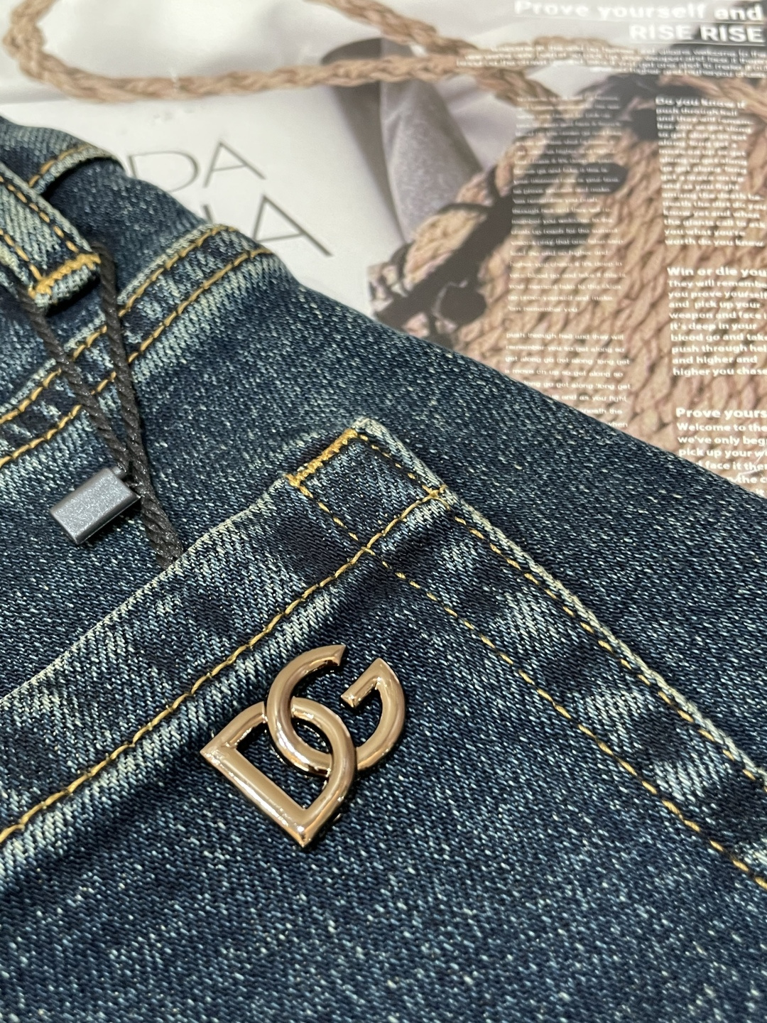 DG专柜最新同款牛仔裤 面料版型做工绝绝子好穿不挑身材在搭配上没有太多的限制 随意简洁的衬托其他单品，来