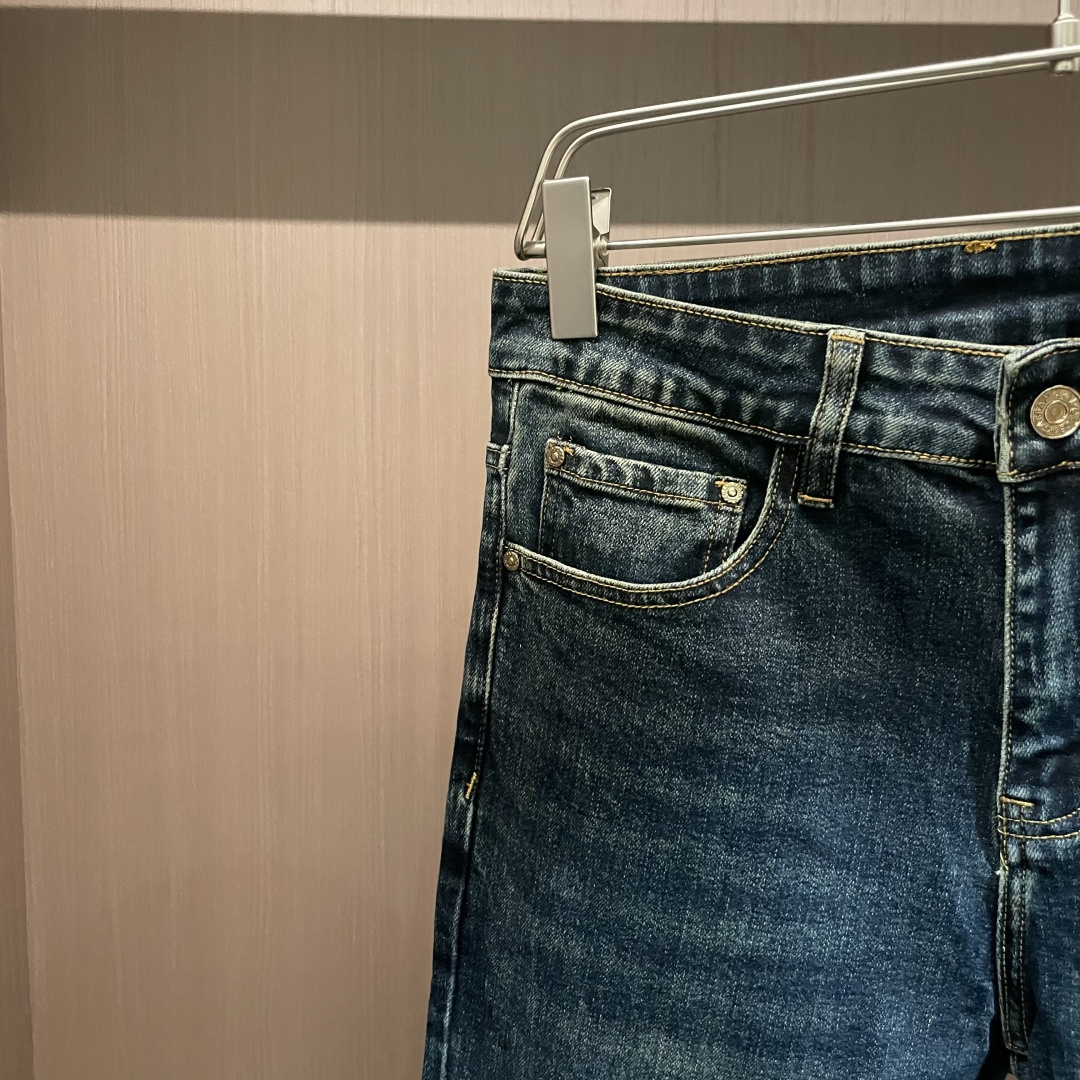 DG专柜最新同款牛仔裤 面料版型做工绝绝子好穿不挑身材在搭配上没有太多的限制 随意简洁的衬托其他单品，来