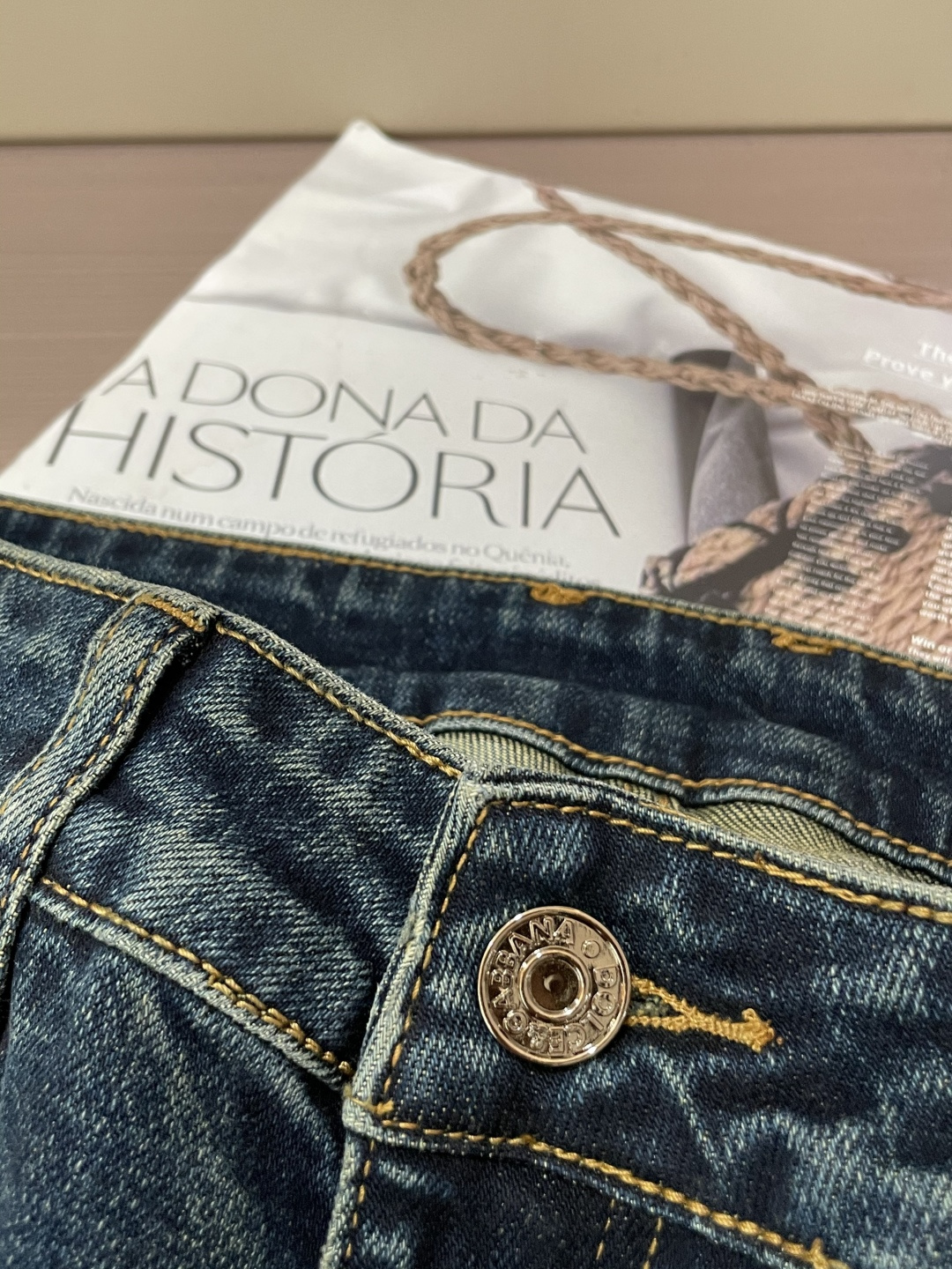 DG专柜最新同款牛仔裤 面料版型做工绝绝子好穿不挑身材在搭配上没有太多的限制 随意简洁的衬托其他单品，来