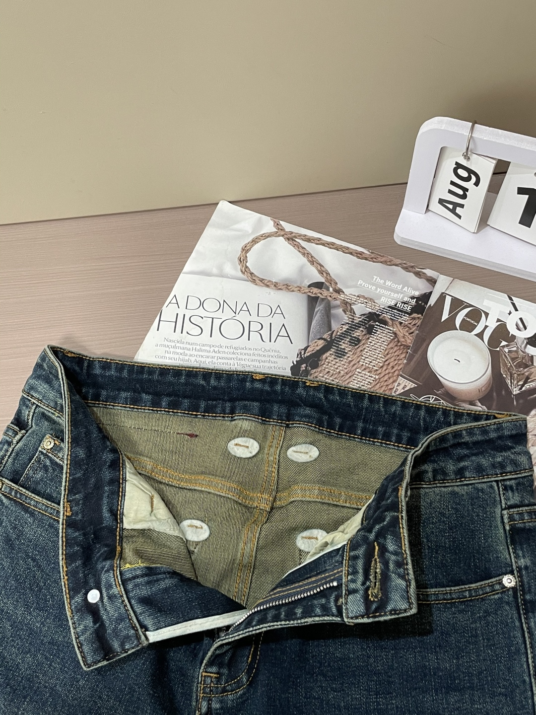 DG专柜最新同款牛仔裤 面料版型做工绝绝子好穿不挑身材在搭配上没有太多的限制 随意简洁的衬托其他单品，来