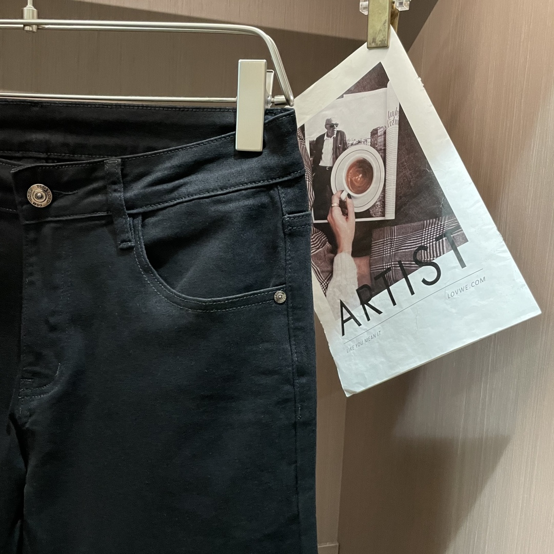 TF 专柜最新同款牛仔裤 面料版型做工绝绝子好穿不挑身材在搭配上没有太多的限制 随意简洁的衬托其他单品，