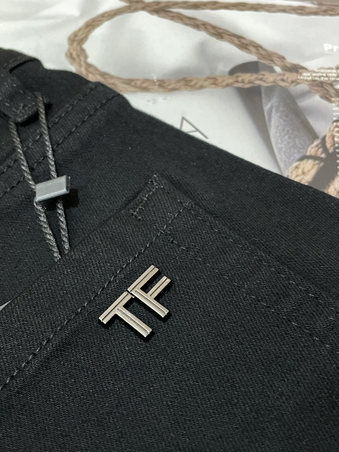 TF 专柜最新同款牛仔裤 面料版型做工绝绝子好穿不挑身材在搭配上没有太多的限制 随意简洁的衬托其他单品，