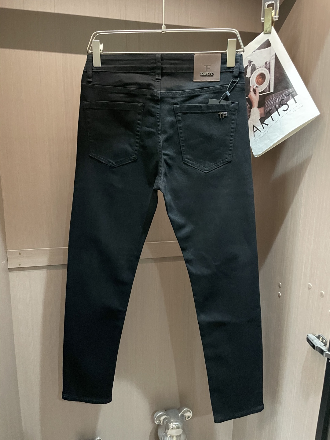 TF 专柜最新同款牛仔裤 面料版型做工绝绝子好穿不挑身材在搭配上没有太多的限制 随意简洁的衬托其他单品，