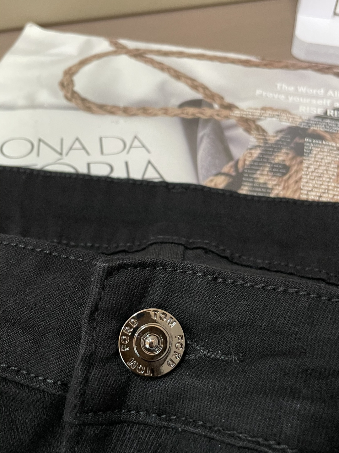 TF 专柜最新同款牛仔裤 面料版型做工绝绝子好穿不挑身材在搭配上没有太多的限制 随意简洁的衬托其他单品，