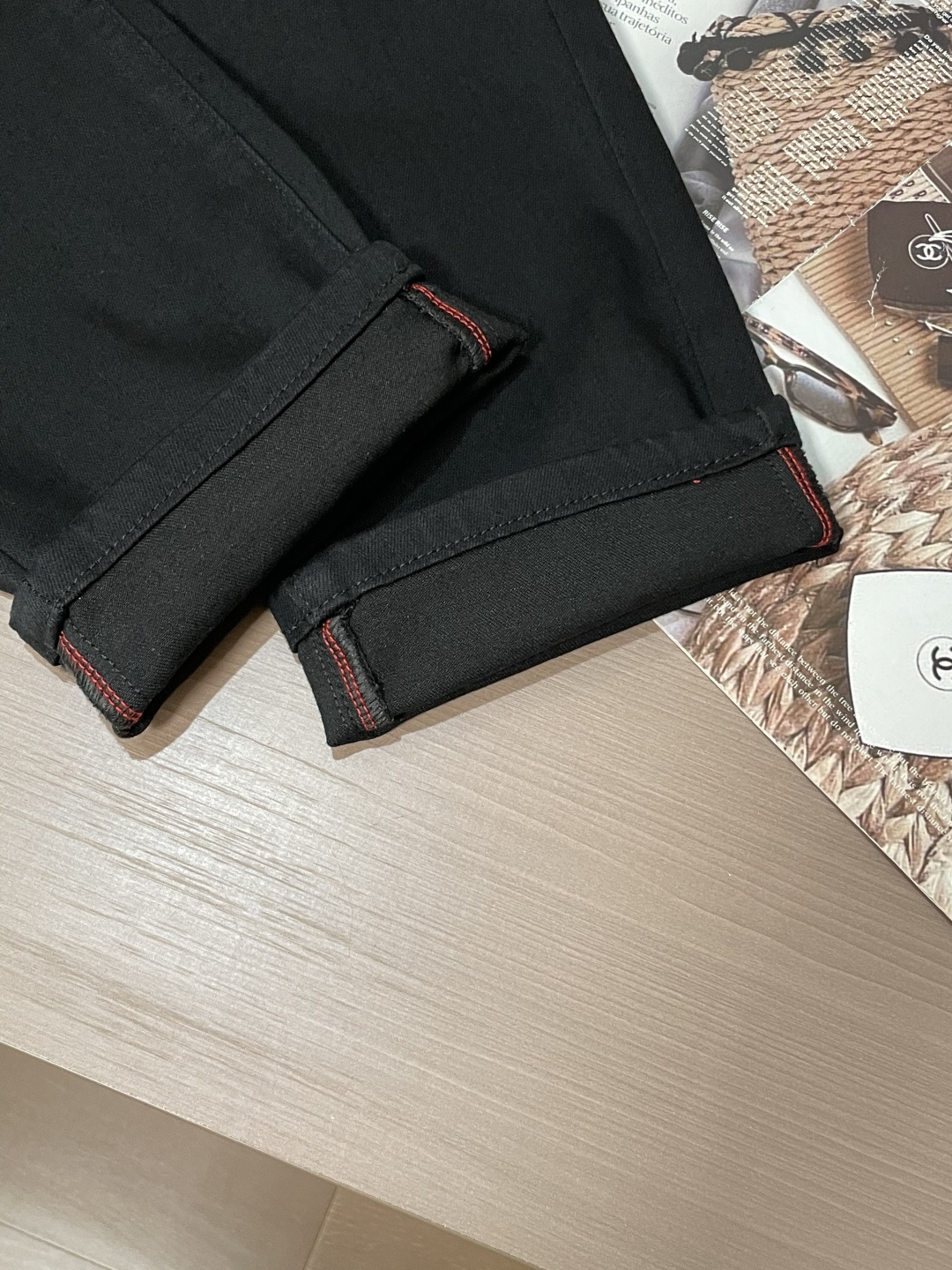 TF 专柜最新同款牛仔裤 面料版型做工绝绝子好穿不挑身材在搭配上没有太多的限制 随意简洁的衬托其他单品，