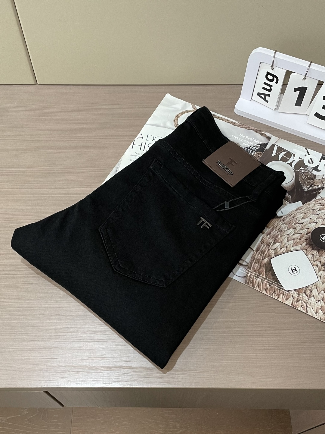 TF 专柜最新同款牛仔裤 面料版型做工绝绝子好穿不挑身材在搭配上没有太多的限制 随意简洁的衬托其他单品，