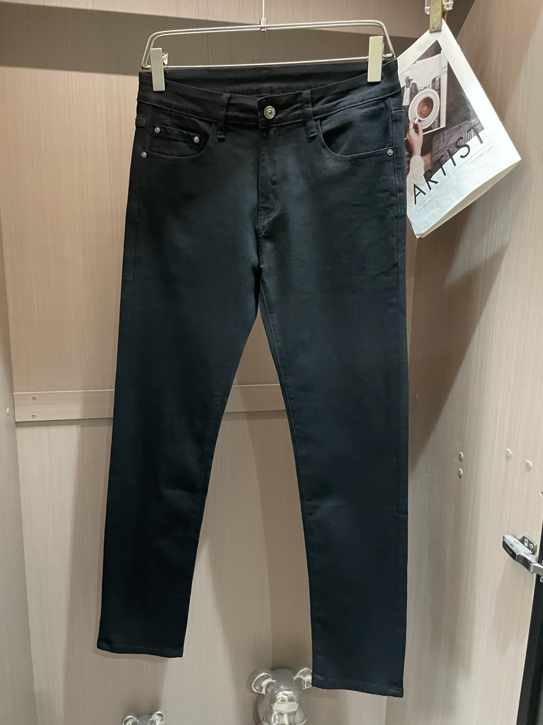 NO:522188,TF counter has the latest same style of jeans. The fabric style is absolutely craftsmanship. It is easy to wear and not pick on the figure. There are no restrictions on matching. It can set off other items in a simple way to show your style and posture~ A full set of original hardware accessories, top-level creation. It can be matched with any style of items, matched with various T-shirts/shirts, knitted jackets. You don’t have to worry about matching when going out on a daily basis. Size 29-40,,tom ford,jeans,jackets & coats,shirts,tees,t-shirt,alexander wang19860909TF 专柜最新同款牛仔裤 面料版型做工绝绝子 好穿不挑身材在搭配上没有太多的限制 随意简洁的衬托其他单品,来展现自己的风格姿态～ 全套原版五金辅料,顶级打造 可以百搭任何风格的单品,搭配各种T恤／衬衫,针织外套都可,日常外出不必再为搭配而烦恼了 尺码 29-40,,tom ford,jeans,jackets & coats,shirts,tees，t-shirt,alexander wang,Men's clothing