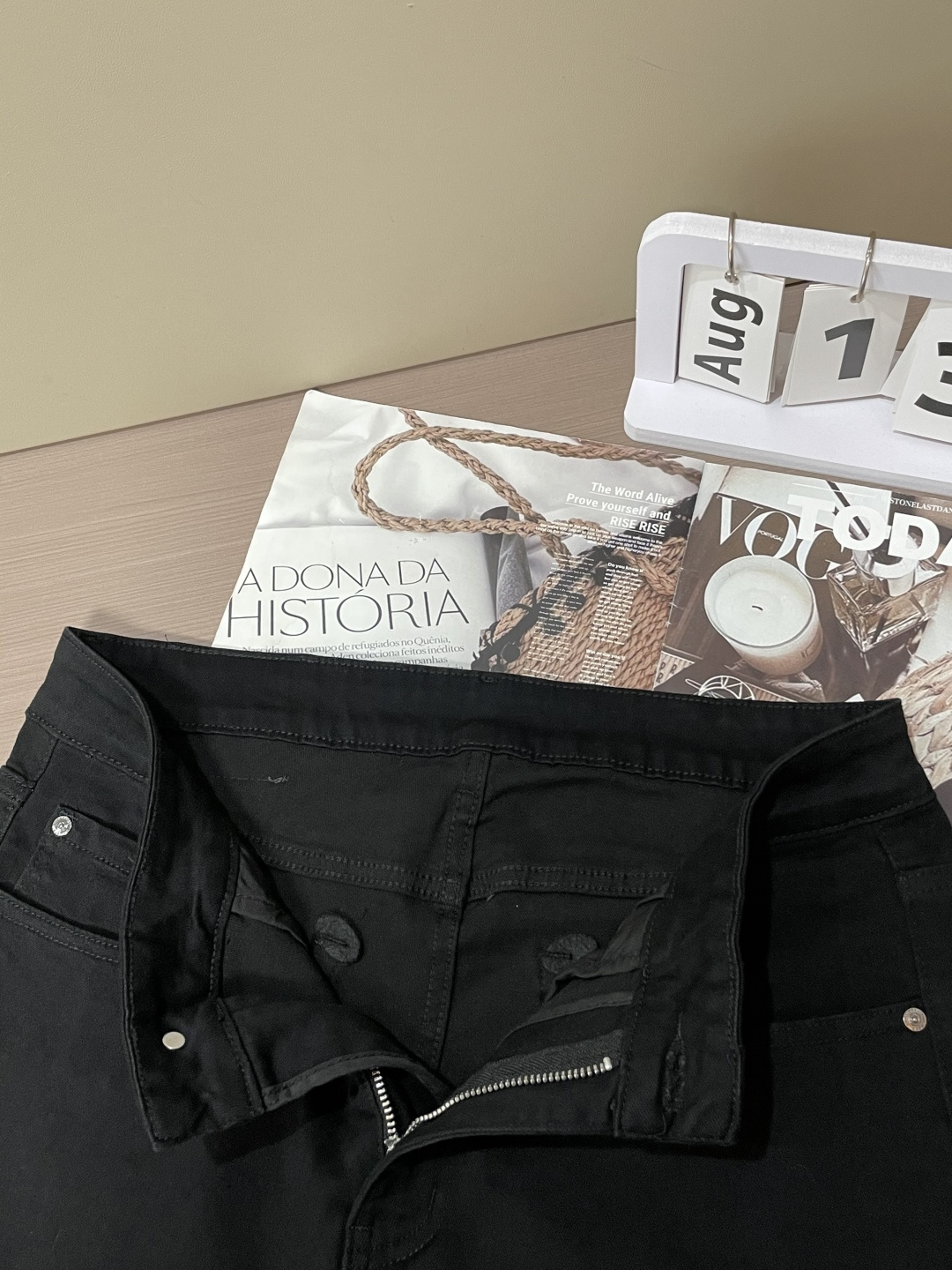 TF 专柜最新同款牛仔裤 面料版型做工绝绝子好穿不挑身材在搭配上没有太多的限制 随意简洁的衬托其他单品，