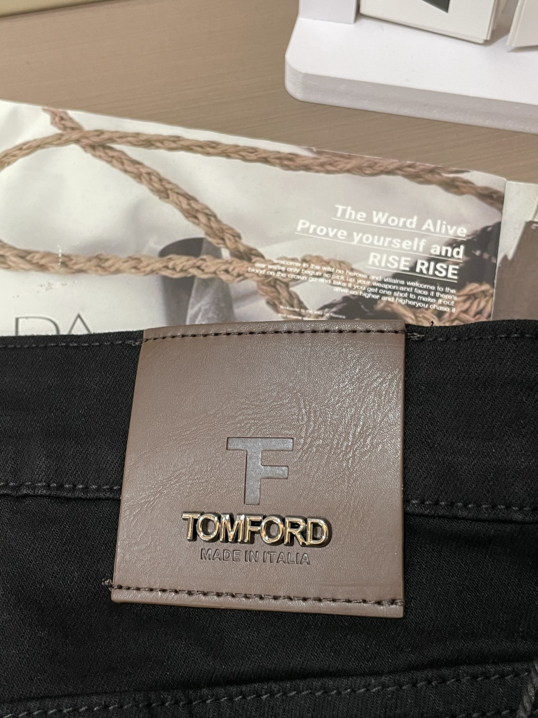 TF 专柜最新同款牛仔裤 面料版型做工绝绝子好穿不挑身材在搭配上没有太多的限制 随意简洁的衬托其他单品，