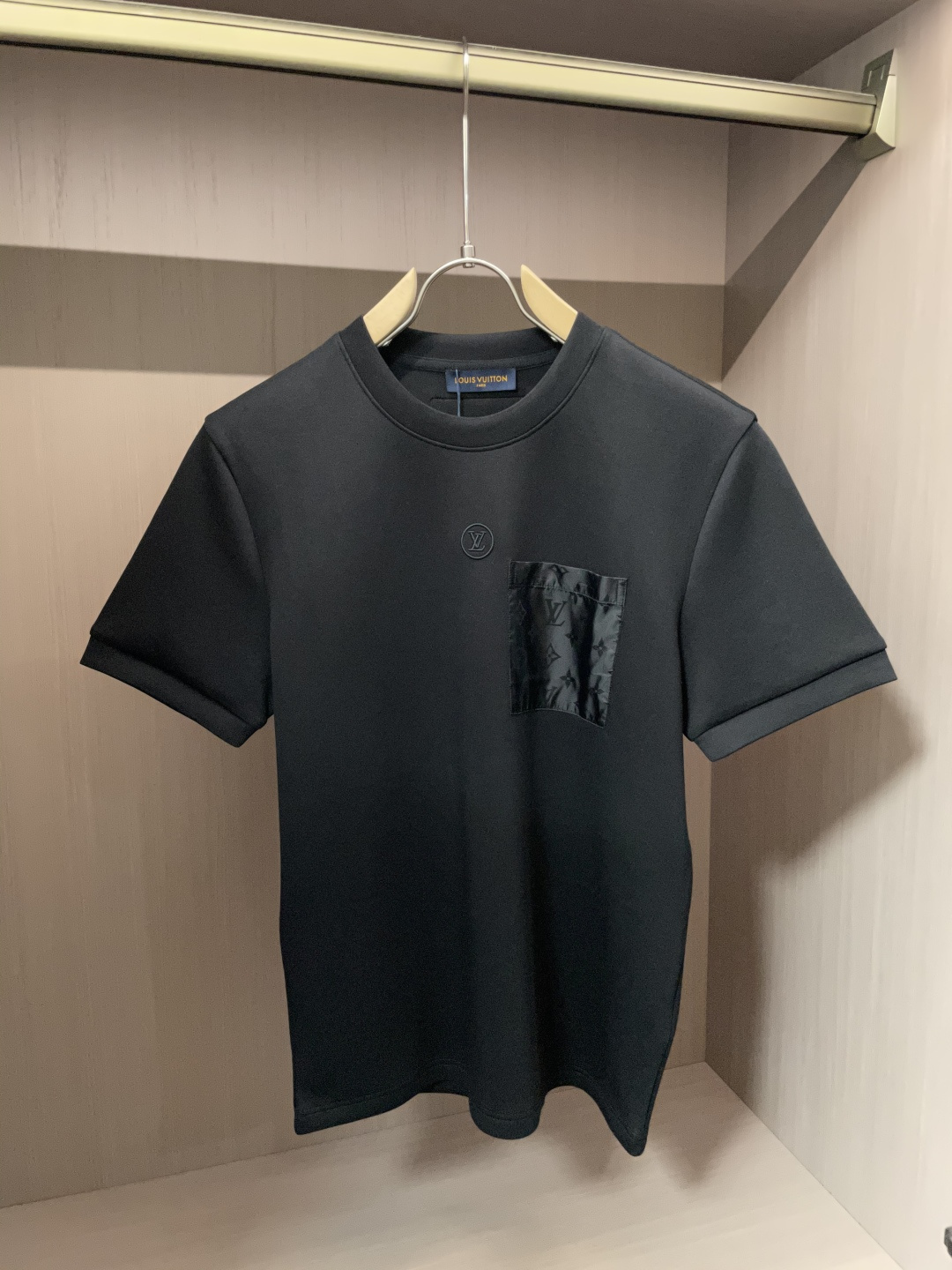 NO:523332,Lv 2025 Autumn and Winter, Men's Short Sleeve, The Most Classic Series of the Counter, The Simplest and Basic Classic Model, It's very simple. Focus on the fabric, the original fabric we got this time!  Customer-supplied fabrics are completed according to the normal order process!  It's definitely much better than what you see on the market!  !  Super high density and good texture. A truly high-end and high-end short-sleeved custom fabric. Anyone who knows the goods knows that the feel is really good. It is soft and delicate, and it feels very comfortable~ You can savor the details of embroidery. The smaller the embroidery, the more exquisite the technology and equipment, our imported machine operation has always been stable!  No matter the workmanship, fabric, style, or standard, it will not embarrass you. Every workmanship is exquisite, and the quality is directly contemptuous. It is really a loss if you don’t buy it!  !  The new cuffs and hem needle car are different. The logo embroidery is also lifelike. The base is so stylish. I won’t say much about the details. Size M-3XL, louis vuitton, T-shirt, alexander wang19860909Lv 2025秋冬 男士短袖 专柜的最经典系列 最简单基础的经典款 很简单 重点看面料这次我们拿到的原厂面料！客供面料都是按照正常的订单工序完成！绝对比你们在市面上看的货好太多！！ 密度超高 质感好 真正高端上档次的短袖定制面料 懂货的都知道 手感真的极好 柔软细腻 感觉就很舒服~ 刺绣的细节你们可以细品 越小的刺绣就越考究技术、设备 我们进口机操作 工艺一向稳定发挥！无论做工,面料,版型,标类都会不让你尴们尬.每一处做工都很精致 直接睥睨的品质 不买真的是损失！！ 新款的袖口和下摆的针车都是有所不同的 logo刺绣也是栩栩如生 打底单穿都是那么有型 不多说来组细节参考～ 尺码M-3XL,,louis vuitton,T-shirt,alexander wang,Men's clothing