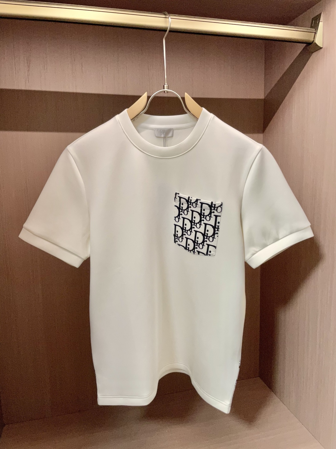 NO:523335,Dior 2025 Autumn and Winter 2025 Men's Short Sleeve The most classic series of the counter, the simplest and most basic classic model, very simple. Focus on the fabrics. The original fabric we got this time!  Customer-supplied fabrics are completed according to the normal order process!  It's definitely much better than what you see on the market!  !  Super high density and good texture. A truly high-end and high-end short-sleeved custom fabric. Anyone who knows the goods knows that the feel is really good. It is soft and delicate, and it feels very comfortable~ You can savor the details of embroidery. The smaller the embroidery, the more exquisite the technology and equipment, our imported machine operation has always been stable!  No matter the workmanship, fabric, style, or standard, it will not embarrass you. Every workmanship is exquisite, and the quality is directly contemptuous. It is really a loss if you don’t buy it!  !  The new cuffs and hem needle car are different. The logo embroidery is also lifelike. The base is so stylish. If you don’t say much, please refer to the details~ Size M-3XL, dior, T-shirt, alexander wang19860909Dior 2025秋冬 男士短袖 专柜的最经典系列 最简单基础的经典款 很简单 重点看面料这次我们拿到的原厂面料！客供面料都是按照正常的订单工序完成！绝对比你们在市面上看的货好太多！！ 密度超高 质感好 真正高端上档次的短袖定制面料 懂货的都知道 手感真的极好 柔软细腻 感觉就很舒服~ 刺绣的细节你们可以细品 越小的刺绣就越考究技术、设备 我们进口机操作 工艺一向稳定发挥！无论做工,面料,版型,标类都会不让你尴们尬.每一处做工都很精致 直接睥睨的品质 不买真的是损失！！ 新款的袖口和下摆的针车都是有所不同的 logo刺绣也是栩栩如生 打底单穿都是那么有型 不多说来组细节参考～ 尺码M-3XL,,dior,T-shirt,alexander wang,Men's clothing