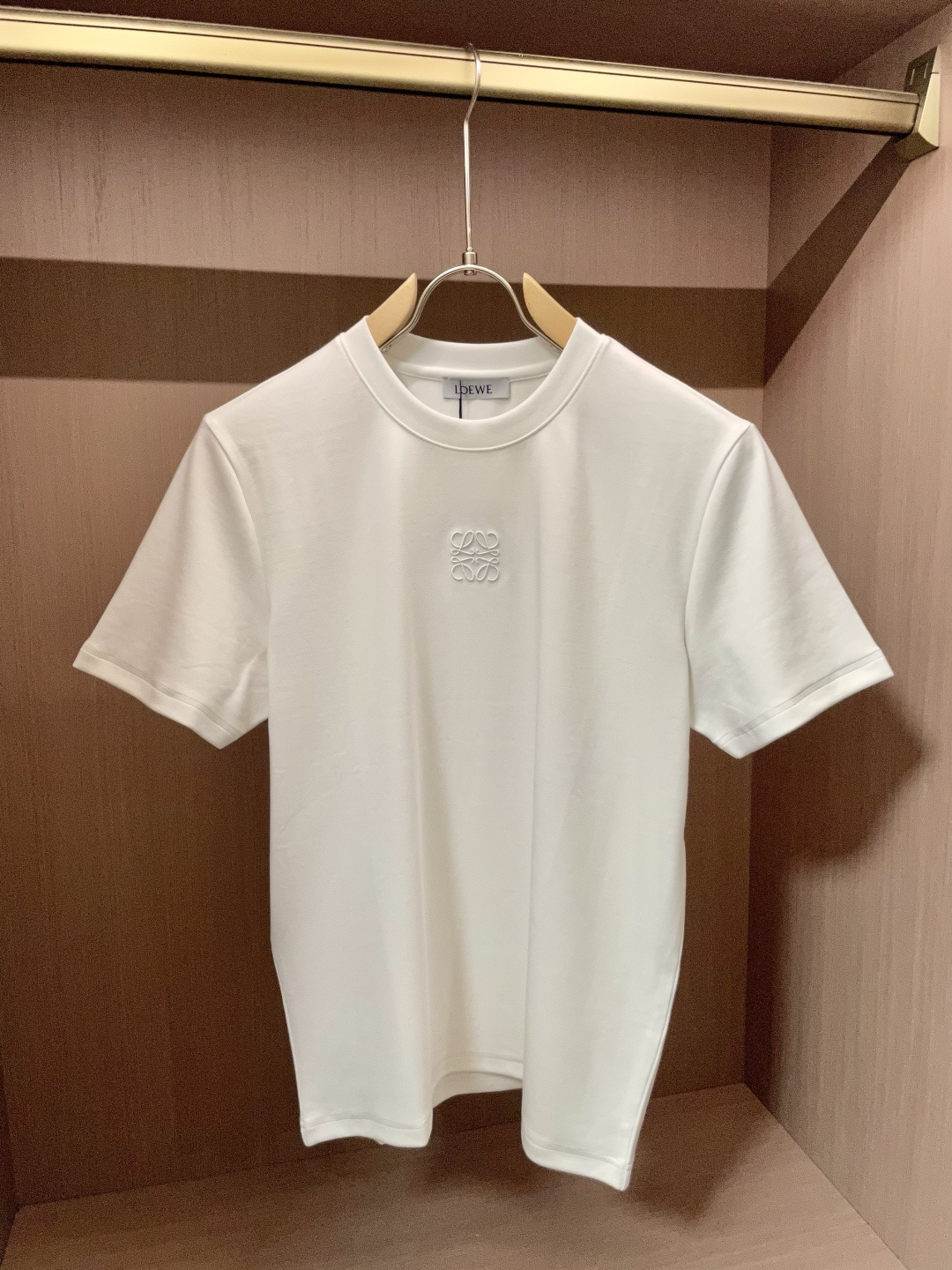 NO:523338,Loewe 2025 Autumn and Winter 2025 Men's Short Sleeve The most classic series of the counter, the simplest and most basic classic model, very simple. Focus on the fabrics. The original fabric we got this time!  Customer-supplied fabrics are completed according to the normal order process!  It's definitely much better than what you see on the market!  !  Super high density and good texture. A truly high-end and high-end short-sleeved custom fabric. Anyone who knows the goods knows that the feel is really good. It is soft and delicate, and it feels very comfortable~ You can savor the details of embroidery. The smaller the embroidery, the more exquisite the technology and equipment, our imported machine operation has always been stable!  No matter the workmanship, fabric, style, or standard, it will not embarrass you. Every workmanship is exquisite, and the quality is directly contemptuous. It is really a loss if you don’t buy it!  !  The new cuffs and hem needle car are different. The logo embroidery is also lifelike. The base is so stylish. I won’t say much about the details. Size M-3XL, loewe, T-shirt, alexander wang19860909Loewe 2025秋冬 男士短袖 专柜的最经典系列 最简单基础的经典款 很简单 重点看面料这次我们拿到的原厂面料！客供面料都是按照正常的订单工序完成！绝对比你们在市面上看的货好太多！！ 密度超高 质感好 真正高端上档次的短袖定制面料 懂货的都知道 手感真的极好 柔软细腻 感觉就很舒服~ 刺绣的细节你们可以细品 越小的刺绣就越考究技术、设备 我们进口机操作 工艺一向稳定发挥！无论做工,面料,版型,标类都会不让你尴们尬.每一处做工都很精致 直接睥睨的品质 不买真的是损失！！ 新款的袖口和下摆的针车都是有所不同的 logo刺绣也是栩栩如生 打底单穿都是那么有型 不多说来组细节参考～ 尺码M-3XL,,loewe,T-shirt,alexander wang,Men's clothing