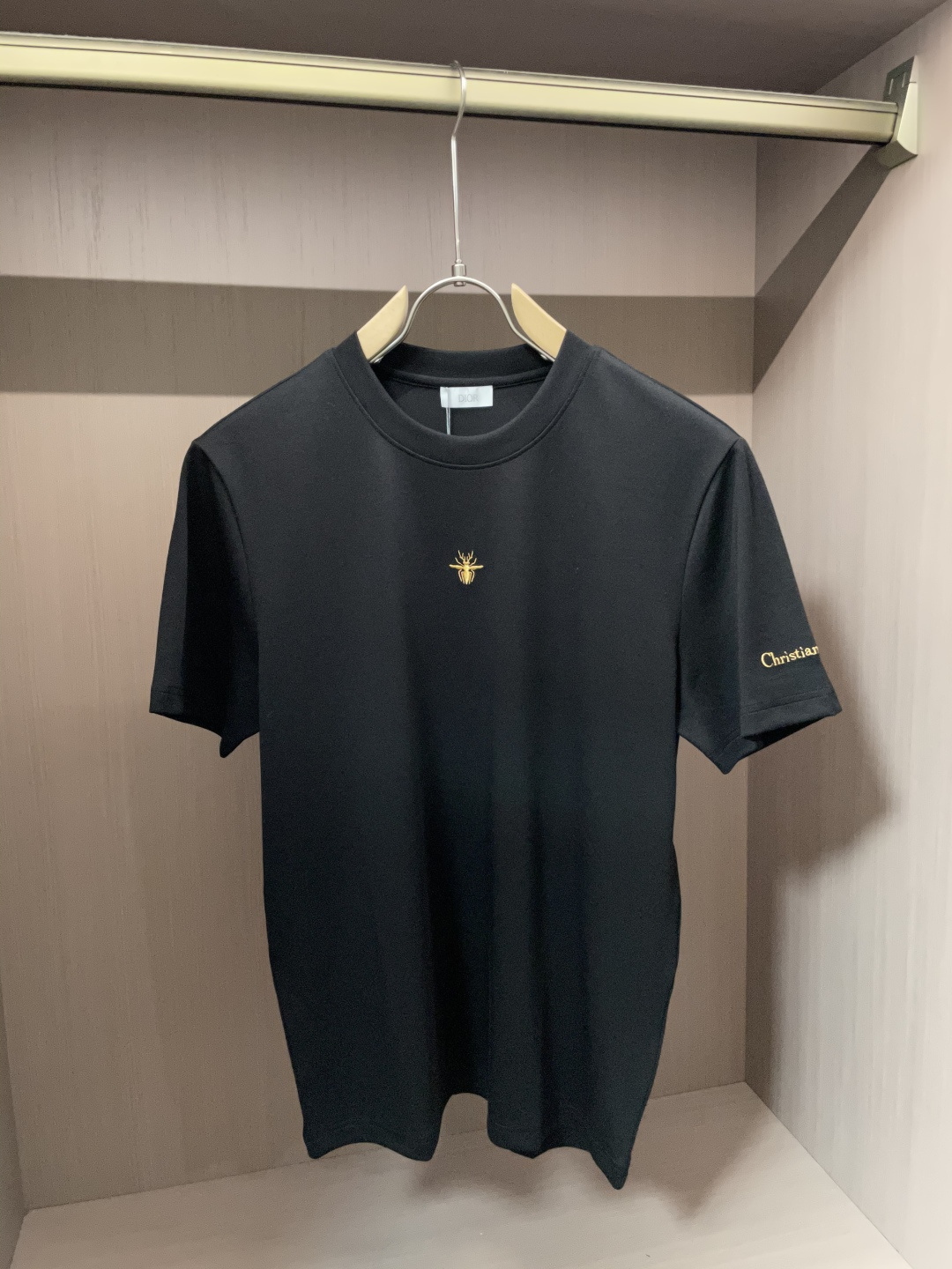 NO:523341,Dior 2025 Autumn and Winter 2025 Men's Short Sleeve The most classic series of the counter, the simplest and most basic classic model, very simple. Focus on the fabrics. The original fabric we got this time!  Customer-supplied fabrics are completed according to the normal order process!  It's definitely much better than what you see on the market!  !  Super high density and good texture. A truly high-end and high-end short-sleeved custom fabric. Anyone who knows the goods knows that the feel is really good. It is soft and delicate, and it feels very comfortable~ You can savor the details of embroidery. The smaller the embroidery, the more exquisite the technology and equipment, our imported machine operation has always been stable!  No matter the workmanship, fabric, style, or standard, it will not embarrass you. Every workmanship is exquisite, and the quality is directly contemptuous. It is really a loss if you don’t buy it!  !  The new cuffs and hem needle car are different. The logo embroidery is also lifelike. The base is so stylish. If you don’t say much, please refer to the details~ Size M-3XL, dior, T-shirt, alexander wang19860909Dior 2025秋冬 男士短袖 专柜的最经典系列 最简单基础的经典款 很简单 重点看面料这次我们拿到的原厂面料！客供面料都是按照正常的订单工序完成！绝对比你们在市面上看的货好太多！！ 密度超高 质感好 真正高端上档次的短袖定制面料 懂货的都知道 手感真的极好 柔软细腻 感觉就很舒服~ 刺绣的细节你们可以细品 越小的刺绣就越考究技术、设备 我们进口机操作 工艺一向稳定发挥！无论做工,面料,版型,标类都会不让你尴们尬.每一处做工都很精致 直接睥睨的品质 不买真的是损失！！ 新款的袖口和下摆的针车都是有所不同的 logo刺绣也是栩栩如生 打底单穿都是那么有型 不多说来组细节参考～ 尺码M-3XL,,dior,T-shirt,alexander wang,Men's clothing