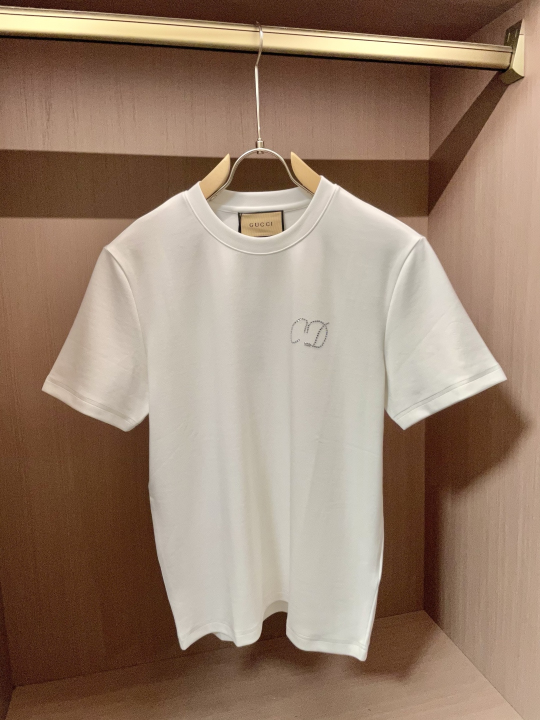 NO:523344,Gucc 2025 Autumn and Winter Men's Short Sleeve The most classic series of the counter, the simplest and most basic classic model, very simple. Focus on the fabrics. The original fabric we got this time!  Customer-supplied fabrics are completed according to the normal order process!  It's definitely much better than what you see on the market!  !  Super high density and good texture. A truly high-end and high-end short-sleeved custom fabric. Anyone who knows the goods knows that the feel is really good. It is soft and delicate, and it feels very comfortable~ You can savor the details of embroidery. The smaller the embroidery, the more exquisite the technology and equipment, our imported machine operation has always been stable!  No matter the workmanship, fabric, style, or standard, it will not embarrass you. Every workmanship is exquisite, and the quality is directly contemptuous. It is really a loss if you don’t buy it!  !  The new cuffs and hem needle car are different. The logo embroidery is also lifelike. The base is so stylish. I won’t say much about the details. Size M-3XL, gucci, T-shirt, alexander wang19860909Gucc 2025秋冬 男士短袖 专柜的最经典系列 最简单基础的经典款 很简单 重点看面料这次我们拿到的原厂面料！客供面料都是按照正常的订单工序完成！绝对比你们在市面上看的货好太多！！ 密度超高 质感好 真正高端上档次的短袖定制面料 懂货的都知道 手感真的极好 柔软细腻 感觉就很舒服~ 刺绣的细节你们可以细品 越小的刺绣就越考究技术、设备 我们进口机操作 工艺一向稳定发挥！无论做工,面料,版型,标类都会不让你尴们尬.每一处做工都很精致 直接睥睨的品质 不买真的是损失！！ 新款的袖口和下摆的针车都是有所不同的 logo刺绣也是栩栩如生 打底单穿都是那么有型 不多说来组细节参考～ 尺码M-3XL,,gucci,T-shirt,alexander wang,Men's clothing