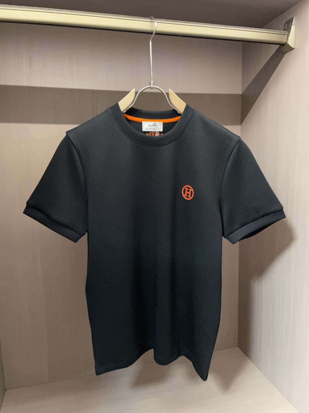 NO:523350,H 2025 Autumn and Winter 2025 Men's Short Sleeve The most classic series of the counter, the simplest and most basic classic model, very simple. Focus on the fabrics. The original fabric we got this time!  Customer-supplied fabrics are completed according to the normal order process!  It's definitely much better than what you see on the market!  !  Super high density and good texture. A truly high-end and high-end short-sleeved custom fabric. Anyone who knows the goods knows that the feel is really good. It is soft and delicate, and it feels very comfortable~ You can savor the details of embroidery. The smaller the embroidery, the more exquisite the technology and equipment, our imported machine operation has always been stable!  No matter the workmanship, fabric, style, or standard, it will not embarrass you. Every workmanship is exquisite, and the quality is directly contemptuous. It is really a loss if you don’t buy it!  !  The new cuffs and hem needle car are different. The logo embroidery is also lifelike. The base is so stylish. If you don’t say much, please refer to the details~ Size M-3XL, T-shirt, alexander wang19860909H 2025秋冬 男士短袖 专柜的最经典系列 最简单基础的经典款 很简单 重点看面料这次我们拿到的原厂面料！客供面料都是按照正常的订单工序完成！绝对比你们在市面上看的货好太多！！ 密度超高 质感好 真正高端上档次的短袖定制面料 懂货的都知道 手感真的极好 柔软细腻 感觉就很舒服~ 刺绣的细节你们可以细品 越小的刺绣就越考究技术、设备 我们进口机操作 工艺一向稳定发挥！无论做工,面料,版型,标类都会不让你尴们尬.每一处做工都很精致 直接睥睨的品质 不买真的是损失！！ 新款的袖口和下摆的针车都是有所不同的 logo刺绣也是栩栩如生 打底单穿都是那么有型 不多说来组细节参考～ 尺码M-3XL,,T-shirt,alexander wang,Men's clothing