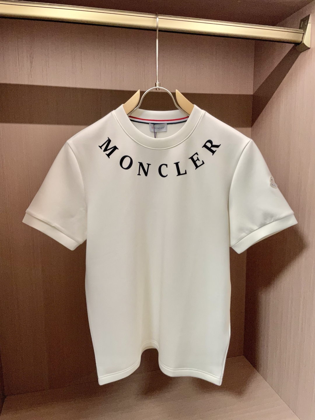 NO:523353,The 2025 Autumn and Winter 2025 Men's Short Sleeve The most classic series of the counter, the simplest and most basic classic model, very simple. Focus on the fabrics. The original fabric we got this time!  Customer-supplied fabrics are completed according to the normal order process!  It's definitely much better than what you see on the market!  !  Super high density and good texture. A truly high-end and high-end short-sleeved custom fabric. Anyone who knows the goods knows that the feel is really good. It is soft and delicate, and it feels very comfortable~ You can savor the details of embroidery. The smaller the embroidery, the more exquisite the technology and equipment, our imported machine operation has always been stable!  No matter the workmanship, fabric, style, or standard, it will not embarrass you. Every workmanship is exquisite, and the quality is directly contemptuous. It is really a loss if you don’t buy it!  !  The new cuffs and hem needle car are different. The logo embroidery is also lifelike. The base is so stylish. If you don’t say much, please refer to the details~ Size M-3XL, Moncler, T-shirt, alexander wang19860909蒙口 2025秋冬 男士短袖 专柜的最经典系列 最简单基础的经典款 很简单 重点看面料这次我们拿到的原厂面料！客供面料都是按照正常的订单工序完成！绝对比你们在市面上看的货好太多！！ 密度超高 质感好 真正高端上档次的短袖定制面料 懂货的都知道 手感真的极好 柔软细腻 感觉就很舒服~ 刺绣的细节你们可以细品 越小的刺绣就越考究技术、设备 我们进口机操作 工艺一向稳定发挥！无论做工,面料,版型,标类都会不让你尴们尬.每一处做工都很精致 直接睥睨的品质 不买真的是损失！！ 新款的袖口和下摆的针车都是有所不同的 logo刺绣也是栩栩如生 打底单穿都是那么有型 不多说来组细节参考～ 尺码M-3XL,,Moncler,T-shirt,alexander wang,Men's clothing