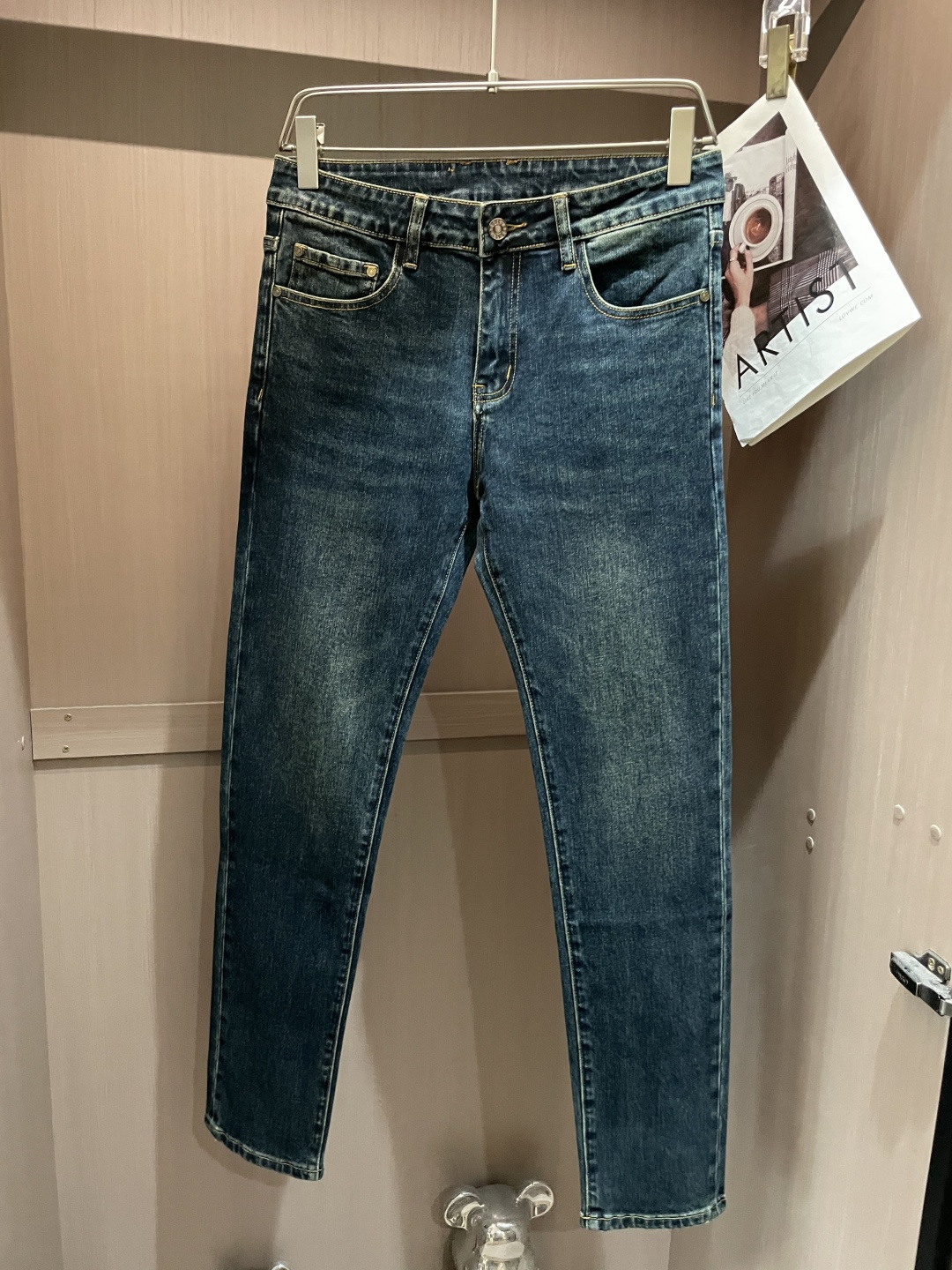 NO:523354,Gucc counter latest same style of jeans, fabric style and workmanship are excellent. It is easy to wear and not pick on the figure. There are no restrictions on matching. It is casual and simple to set off other items to show your style and posture~ A full set of original hardware accessories, top-level creation. It can be versatile with any style of items, matched with various T-shirts/shirts, knitted jackets, and you don’t have to worry about matching when going out on a daily basis. Size 29-40,,gucci,jeans,jackets & coats,shirts,tees,t-shirt,alexander wang19860909Gucc 专柜最新同款牛仔裤 面料版型做工绝绝子 好穿不挑身材在搭配上没有太多的限制 随意简洁的衬托其他单品,来展现自己的风格姿态～ 全套原版五金辅料,顶级打造 可以百搭任何风格的单品,搭配各种T恤／衬衫,针织外套都可,日常外出不必再为搭配而烦恼了 尺码 29-40,,gucci,jeans,jackets & coats,shirts,tees，t-shirt,alexander wang,Men's clothing