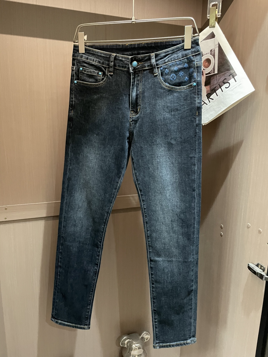 NO:523358,Lv counter latest same style of jeans, fabric style and workmanship are excellent. It is easy to wear but not picky about body shape. There are no restrictions on matching. It is casual and simple to set off other items to show your style and posture~ A full set of original hardware accessories, top-level creation. It can be versatile with any style of items, matched with various T-shirts/shirts, knitted jackets, and you don’t have to worry about matching when going out on a daily basis. Size 29-40,,louis vuitton,jeans,jackets & coats,shirts,tees,t-shirt,alexander wang19860909Lv 专柜最新同款牛仔裤 面料版型做工绝绝子 好穿不挑身材在搭配上没有太多的限制 随意简洁的衬托其他单品,来展现自己的风格姿态～ 全套原版五金辅料,顶级打造 可以百搭任何风格的单品,搭配各种T恤／衬衫,针织外套都可,日常外出不必再为搭配而烦恼了 尺码 29-40,,louis vuitton,jeans,jackets & coats,shirts,tees，t-shirt,alexander wang,Men's clothing