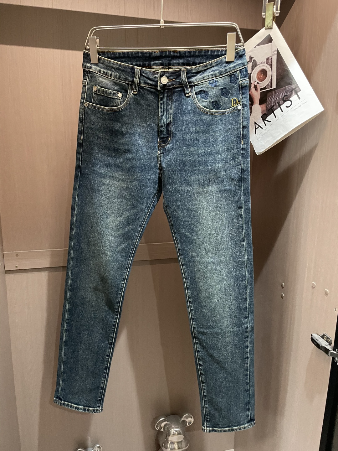 NO:523360,Dior counter has the latest same style of jeans. The fabric style is excellent. It is easy to wear and not pick on the figure. There are no restrictions on matching. It can be simple to set off other items to show your style and posture~ A full set of original hardware accessories, top-level creation. It can be matched with any style of items, matched with various T-shirts/shirts, knitted jackets. You don’t have to worry about matching when going out on a daily basis. Size 29-40,,dior,jeans,jackets & coats,shirts,tees,t-shirt,alexander wang19860909Dior 专柜最新同款牛仔裤 面料版型做工绝绝子 好穿不挑身材在搭配上没有太多的限制 随意简洁的衬托其他单品,来展现自己的风格姿态～ 全套原版五金辅料,顶级打造 可以百搭任何风格的单品,搭配各种T恤／衬衫,针织外套都可,日常外出不必再为搭配而烦恼了 尺码 29-40,,dior,jeans,jackets & coats,shirts,tees，t-shirt,alexander wang,Men's clothing