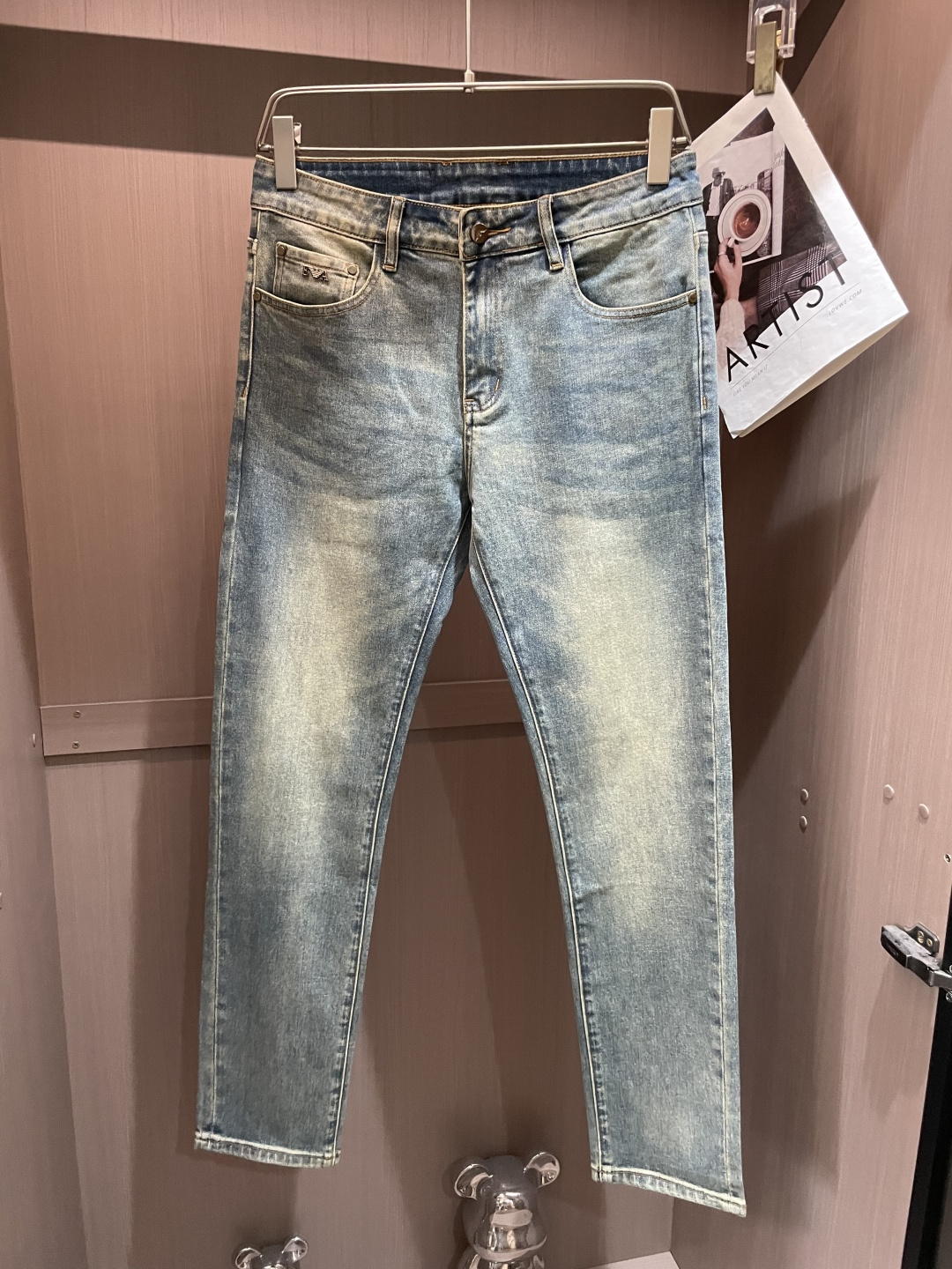 NO:523362,Armani The latest style of jeans in the counter. The fabric style is absolutely craftsmanship. It is easy to wear and not pick on the figure. There are no restrictions on matching. It can set off other items in a simple way to show your style and posture~ A full set of original hardware accessories, top-notch creation. It can be matched with any style of items, matched with various T-shirts/shirts, knitted jackets. You don’t have to worry about matching when going out on a daily basis. Size 29-40,,armani,jeans,jackets & coats,shirts,tees,t-shirt,alexander wang19860909阿玛尼 专柜最新同款牛仔裤 面料版型做工绝绝子 好穿不挑身材在搭配上没有太多的限制 随意简洁的衬托其他单品,来展现自己的风格姿态～ 全套原版五金辅料,顶级打造 可以百搭任何风格的单品,搭配各种T恤／衬衫,针织外套都可,日常外出不必再为搭配而烦恼了 尺码 29-40,,armani,jeans,jackets & coats,shirts,tees，t-shirt,alexander wang,Men's clothing