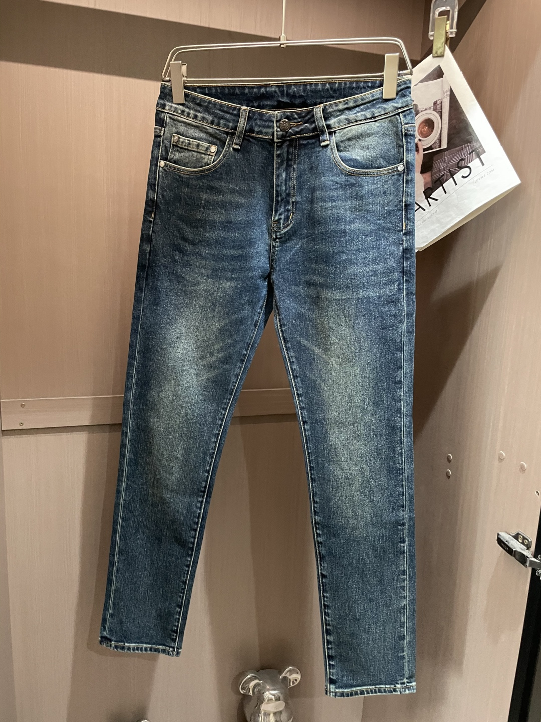 NO:523364,BC counter latest same style of jeans. The fabric style is absolutely craftsmanship. It is easy to wear but not picky about the figure. There are no restrictions on matching. It is casual and simple to set off other items to show your style and posture~ A full set of original hardware accessories, top-level creation. It can be versatile with any style of items, matched with various T-shirts/shirts, knitted jackets. You don’t have to worry about matching when going out on a daily basis. Size 29-40,,jeans,jackets & coats,shirts,tees,t-shirt,alexander wang19860909BC 专柜最新同款牛仔裤 面料版型做工绝绝子 好穿不挑身材在搭配上没有太多的限制 随意简洁的衬托其他单品,来展现自己的风格姿态～ 全套原版五金辅料,顶级打造 可以百搭任何风格的单品,搭配各种T恤／衬衫,针织外套都可,日常外出不必再为搭配而烦恼了 尺码 29-40,,jeans,jackets & coats,shirts,tees，t-shirt,alexander wang,Men's clothing