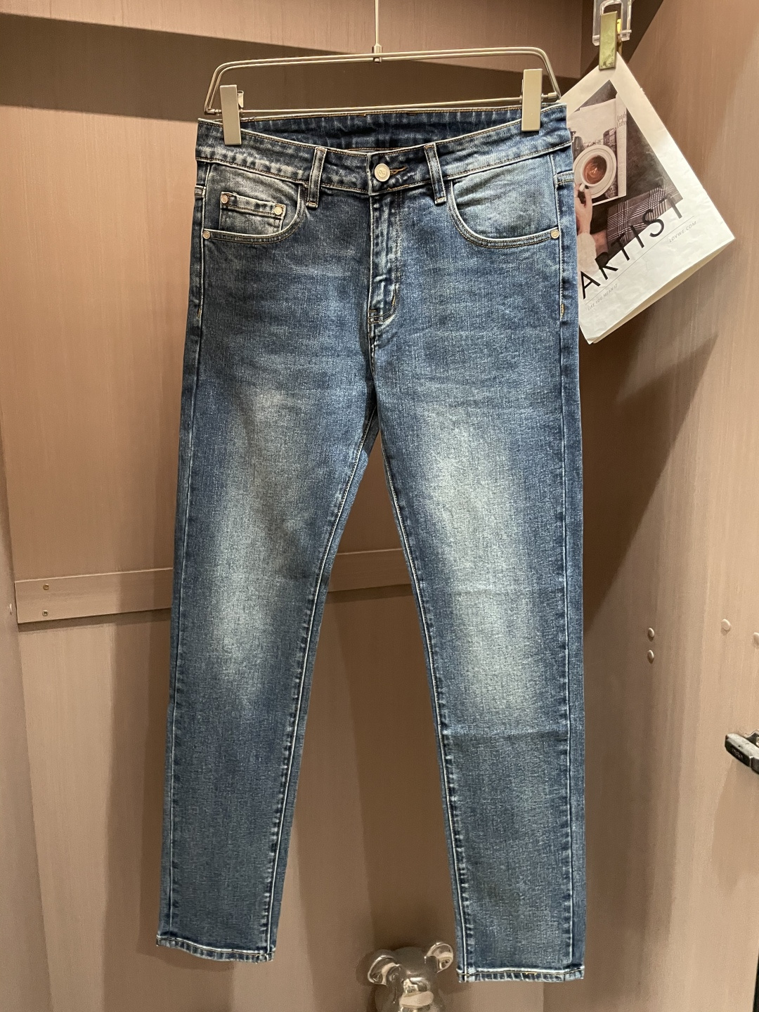 NO:523366,Dior counter has the latest same style of jeans. The fabric style is excellent. It is easy to wear and not pick on the figure. There are no restrictions on matching. It can be simple to set off other items to show your style and posture~ A full set of original hardware accessories, top-level creation. It can be matched with any style of items, matched with various T-shirts/shirts, knitted jackets. You don’t have to worry about matching when going out on a daily basis. Size 29-40,,dior,jeans,jackets & coats,shirts,tees,t-shirt,alexander wang19860909Dior 专柜最新同款牛仔裤 面料版型做工绝绝子 好穿不挑身材在搭配上没有太多的限制 随意简洁的衬托其他单品,来展现自己的风格姿态～ 全套原版五金辅料,顶级打造 可以百搭任何风格的单品,搭配各种T恤／衬衫,针织外套都可,日常外出不必再为搭配而烦恼了 尺码 29-40,,dior,jeans,jackets & coats,shirts,tees，t-shirt,alexander wang,Men's clothing