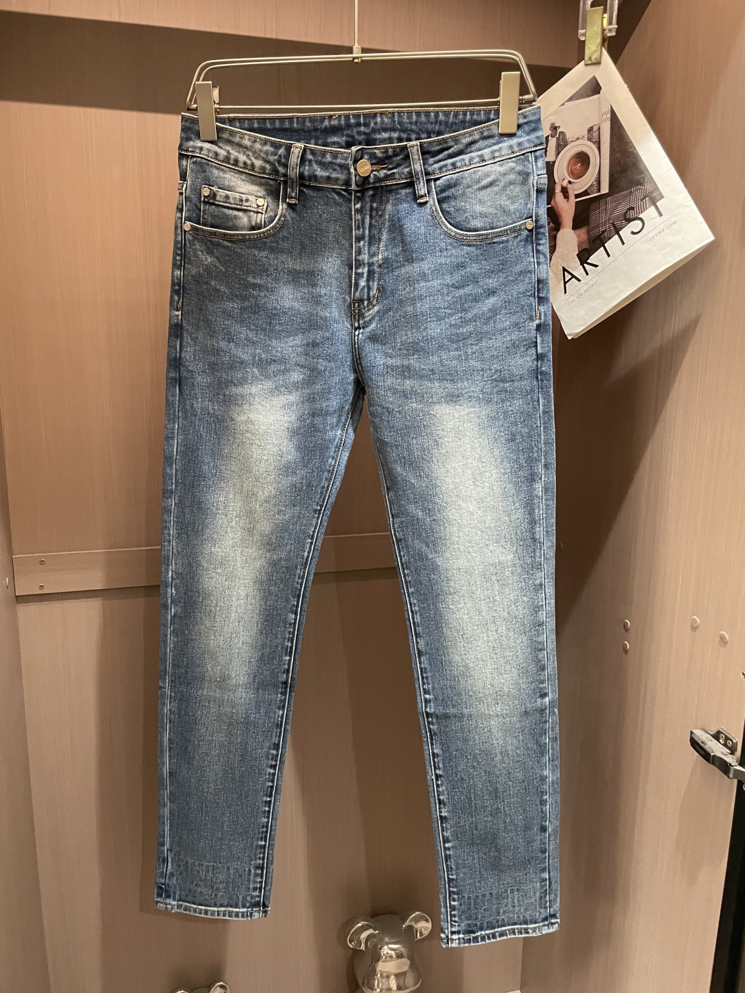 NO:523368,FD counter has the latest same style of jeans. The fabric style is absolutely craftsmanship. It is easy to wear and not pick on the figure. There are no restrictions on matching. It can set off other items in a simple way to show your style and posture~ A full set of original hardware accessories, top-level creation. It can be matched with any style of items, matched with various T-shirts/shirts, knitted jackets. You don’t have to worry about matching when going out on a daily basis. Size 29-40,,jeans,jackets & coats,shirts,tees,t-shirt,alexander wang19860909FD 专柜最新同款牛仔裤 面料版型做工绝绝子 好穿不挑身材在搭配上没有太多的限制 随意简洁的衬托其他单品,来展现自己的风格姿态～ 全套原版五金辅料,顶级打造 可以百搭任何风格的单品,搭配各种T恤／衬衫,针织外套都可,日常外出不必再为搭配而烦恼了 尺码 29-40,,jeans,jackets & coats,shirts,tees，t-shirt,alexander wang,Men's clothing