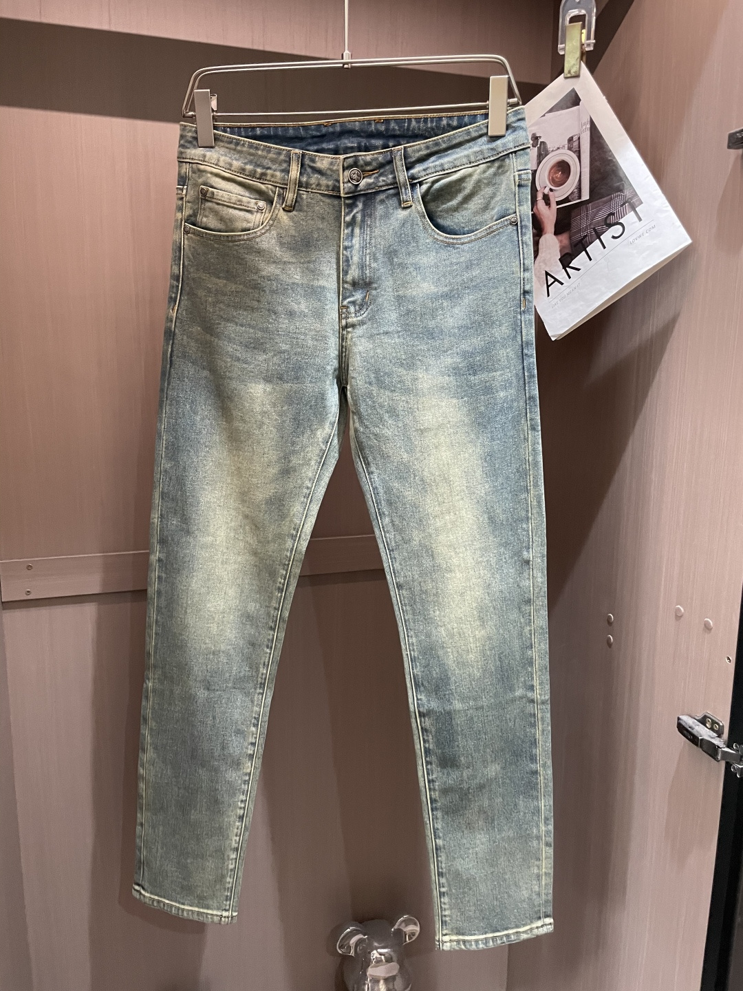 NO:523370,The latest same style of jeans in Prad counter, the fabric is extremely craftsmanship, and it is easy to wear but not picky about the figure. There are no restrictions on matching. You can set off other items in a random and simple way to show your style and posture~ A full set of original hardware accessories, top-notch creation. You can match any style of items, match with various T-shirts/shirts, knitted jackets, and you don’t have to worry about matching when going out on a daily basis. Size 29-40,,prada,jeans,jackets & coats,shirts,tees,t-shirt,alexander wang19860909Prad  专柜最新同款牛仔裤 面料版型做工绝绝子 好穿不挑身材在搭配上没有太多的限制 随意简洁的衬托其他单品,来展现自己的风格姿态～ 全套原版五金辅料,顶级打造 可以百搭任何风格的单品,搭配各种T恤／衬衫,针织外套都可,日常外出不必再为搭配而烦恼了 尺码 29-40,,prada,jeans,jackets & coats,shirts,tees，t-shirt,alexander wang,Men's clothing