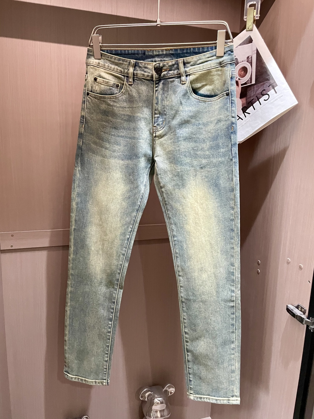 NO:523372,DG counter has the latest same style of jeans. The fabric style is excellent. It is easy to wear and not pick on the figure. There are no restrictions on matching. It can be simple to set off other items to show your style and posture~ A full set of original hardware accessories, top-level creation. It can be versatile with any style of items, matched with various T-shirts/shirts, knitted jackets. You don’t have to worry about matching when going out on a daily basis. Size 29-40,,jeans,jackets & coats,shirts,tees,t-shirt,alexander wang19860909DG 专柜最新同款牛仔裤 面料版型做工绝绝子 好穿不挑身材在搭配上没有太多的限制 随意简洁的衬托其他单品,来展现自己的风格姿态～ 全套原版五金辅料,顶级打造 可以百搭任何风格的单品,搭配各种T恤／衬衫,针织外套都可,日常外出不必再为搭配而烦恼了 尺码 29-40,,jeans,jackets & coats,shirts,tees，t-shirt,alexander wang,Men's clothing