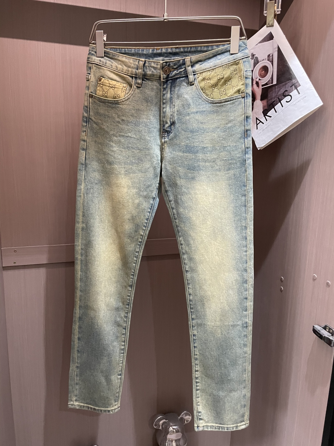 NO:523355,Gucc counter latest same style of jeans, fabric style and workmanship are excellent. It is easy to wear and not picky about body shape. There are no restrictions on matching. It is a casual and simple set of other items to show your style and posture~ A full set of original hardware accessories, top-level creation. It can be matched with any style of items, matched with various T-shirts/shirts, knitted jackets, and you don’t have to worry about matching when going out on a daily basis. Size 29-40,,gucci,jeans,jackets & coats,shirts,tees,t-shirt,alexander wang19860909Gucc 专柜最新同款牛仔裤 面料版型做工绝绝子 好穿不挑身材在搭配上没有太多的限制 随意简洁的衬托其他单品,来展现自己的风格姿态～ 全套原版五金辅料,顶级打造 可以百搭任何风格的单品,搭配各种T恤／衬衫,针织外套都可,日常外出不必再为搭配而烦恼了 尺码 29-40,,gucci,jeans,jackets & coats,shirts,tees，t-shirt,alexander wang,Men's clothing