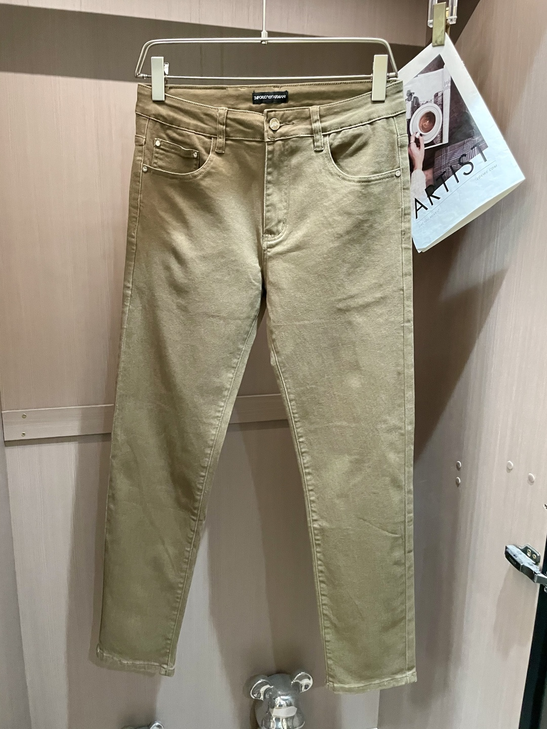 NO:523361,Armani The latest style of jeans in the counter. The fabric style is absolutely craftsmanship. It is easy to wear and not pick on the figure. There are no restrictions on matching. It can set off other items in a simple way to show your style and posture~ A full set of original hardware accessories, top-notch creation. It can be matched with any style of items, matched with various T-shirts/shirts, knitted jackets. You don’t have to worry about matching when going out on a daily basis. Size 29-40,,armani,jeans,jackets & coats,shirts,tees,t-shirt,alexander wang19860909阿玛尼 专柜最新同款牛仔裤 面料版型做工绝绝子 好穿不挑身材在搭配上没有太多的限制 随意简洁的衬托其他单品,来展现自己的风格姿态～ 全套原版五金辅料,顶级打造 可以百搭任何风格的单品,搭配各种T恤／衬衫,针织外套都可,日常外出不必再为搭配而烦恼了 尺码 29-40,,armani,jeans,jackets & coats,shirts,tees，t-shirt,alexander wang,Men's clothing