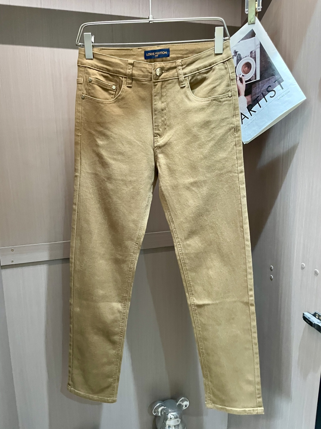 NO:523363,Lv counter latest same style of jeans, fabric style and workmanship are excellent. It is easy to wear but not picky about body shape. There are no restrictions on matching. It can set off other items in a random and simple way to show your style and posture~ A full set of original hardware accessories, top-level creation. It can be versatile with any style of items, matched with various T-shirts/shirts, knitted jackets, and you don’t have to worry about matching when going out on a daily basis. Size 29-40,,louis vuitton,jeans,jackets & coats,shirts,tees,t-shirt,alexander wang19860909Lv 专柜最新同款牛仔裤 面料版型做工绝绝子 好穿不挑身材在搭配上没有太多的限制 随意简洁的衬托其他单品,来展现自己的风格姿态～ 全套原版五金辅料,顶级打造 可以百搭任何风格的单品,搭配各种T恤／衬衫,针织外套都可,日常外出不必再为搭配而烦恼了 尺码 29-40,,louis vuitton,jeans,jackets & coats,shirts,tees，t-shirt,alexander wang,Men's clothing