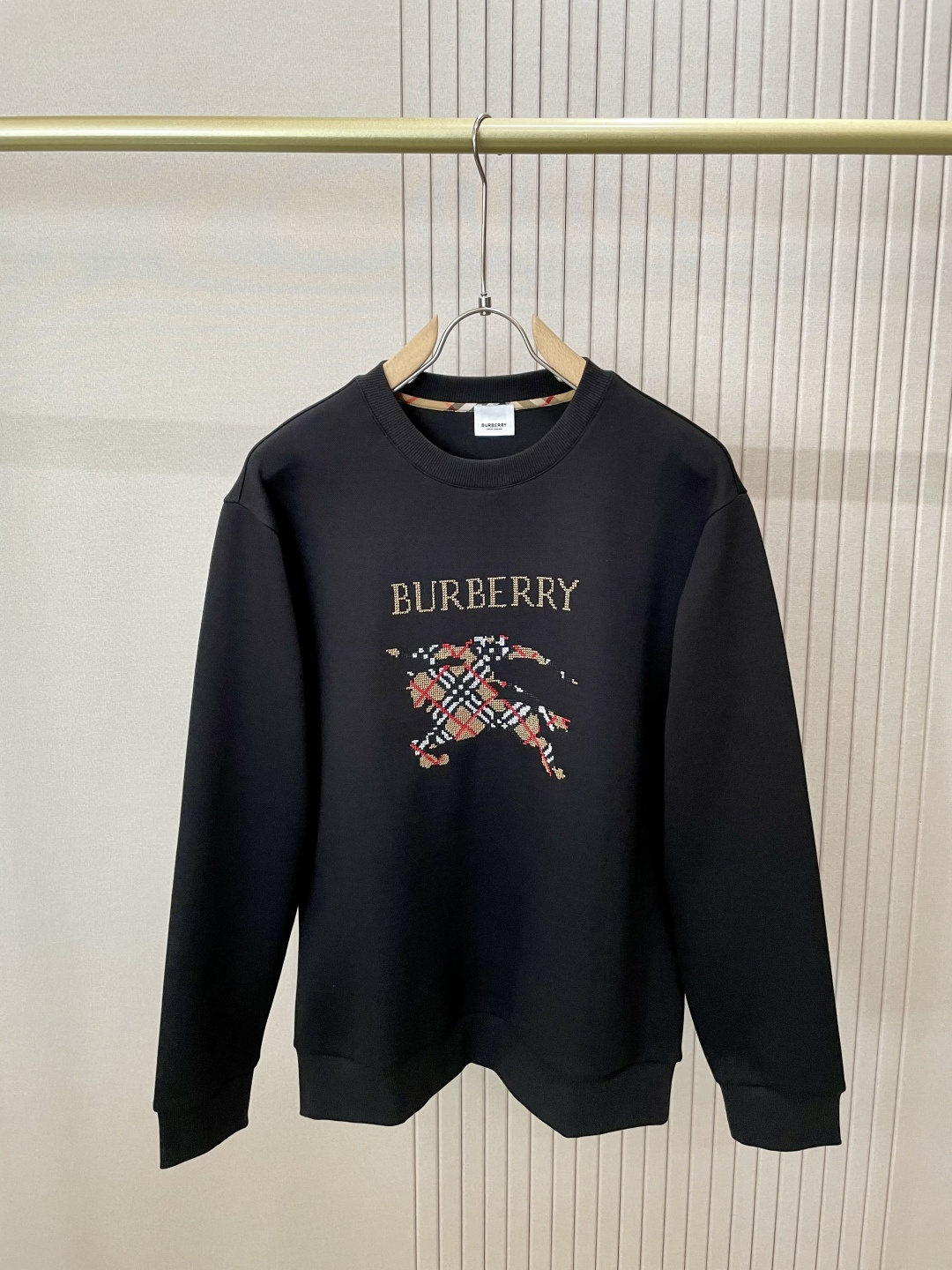 NO:523365,B's new round-neck pullover sweatshirt with autumn and winter 2025 uses imported high-count wool blend fabric, stands upright and stylish, wrinkle-resistant and non-gray-stick. Customized collar and cuff ribs are not easy to deform; B's classic war horse pattern adopts top-grade embroidery and weighs more than 100,000 needles!  Fashionable and refined, layered, three-dimensional and realistic!  Very recognizable!  Only good craftsmanship and good fabrics can make you feel good. Number M-3XL, hoodie, sweatshirts, alexander wang19860909B家 2025秋冬新款圆领套头卫衣 采用进口高支数羊毛混纺面料,立挺有型,抗皱不沾灰.定制衣领和袖口罗纹,不易变形； B家经典战马图案,采用顶级刺绣 十几万针重工艺！洋气精致而富有层次感,立体逼真！辨识度极高！ 好工艺好面料才能穿出好品味 码数M-3XL,,hoodie,sweatshirts,alexander wang,Men's clothing