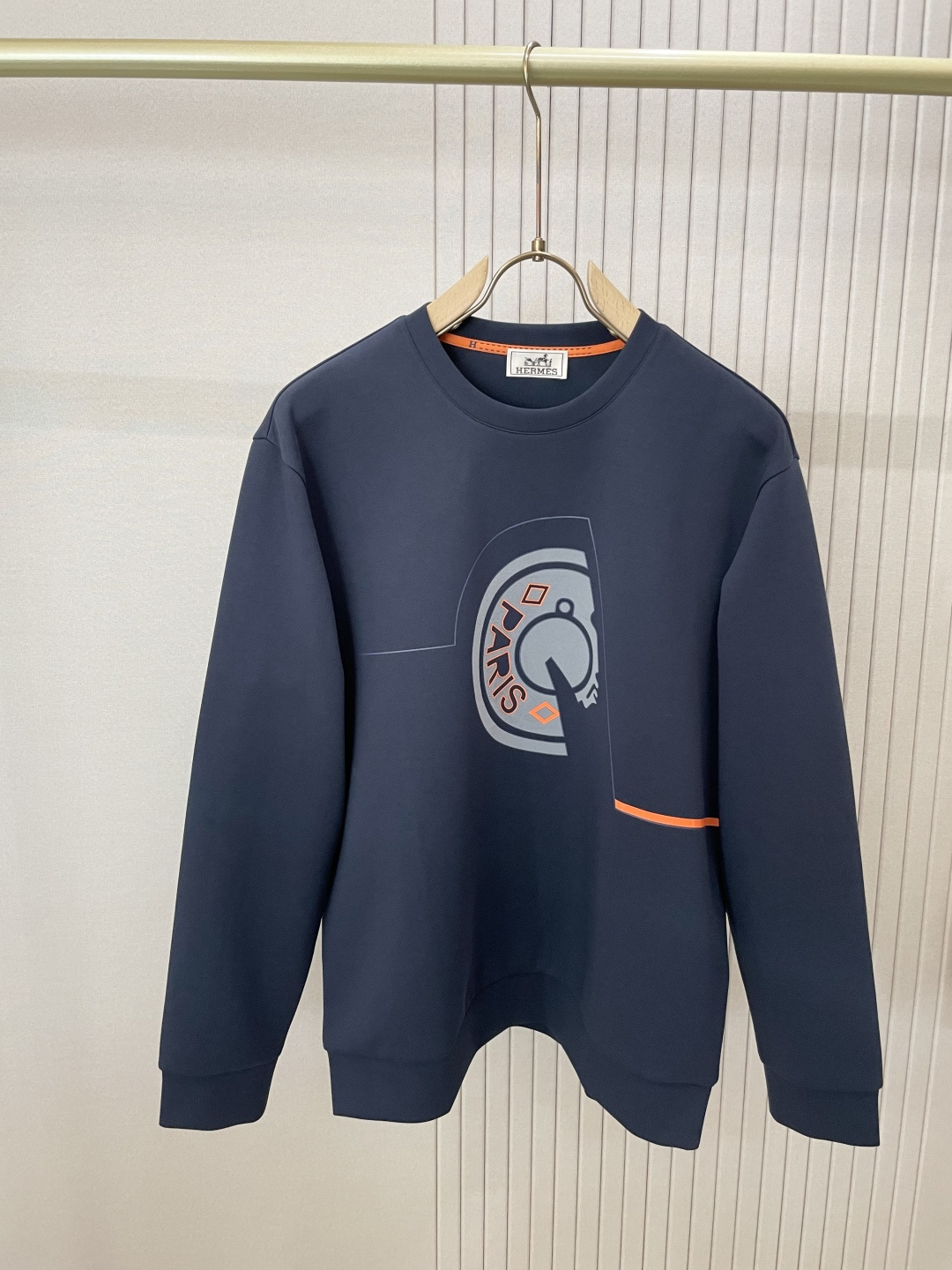 NO:523369,H Home 2025 Autumn and Winter Classic men's round-neck sweatshirt, traditional round-neck pullover style, paired with the iconic logo decoration on the chest, using extremely heavy-industrial composite laser ironing + Gaozhou wave craftsmanship, exquisite, shiny and layered. The unique effect brings a strong visual sense, instantly improving the texture and grade of the clothes. The upper body has a tone and connotation. You can easily create a high-end and elegant male charm if you wear a variety of jackets alone or with various types of jackets!  A slightly loose basic style meets the simple needs of commuters for dressing. It is easy to control any figure. The upper body has a good effect, is crisp and stylish, and looks slim and young. It is a luxurious item with great fashion and comfort. The original fabric imported from the original fabric is imported, with pure cotton rings inside, delicate and delicate, very high density. The upper body is firm and stylish, with soft and comfortable texture, elasticity, and will not fade or deform after wearing for a long time. Size M-XXXL (172 cm, 148 catties, suitable for trying on L size), hoodie, sweatshirts, jackets & coats, alexander wang19860909H家 2025秋冬 经典男士圆领卫衣,传统圆领套头款式,搭配胸前标志性徽标装饰,采用极度重工的复合材料激光烫贴+高洲波工艺,精致闪亮而富有层次感,独特的效果带来强烈的视觉感官,瞬间提升了衣服质感和档次,上身有腔调有内涵,单穿或者外搭各式外套,都能轻松打造出高级优雅的男神魅力！稍带宽松的基础版型,满足通勤人们对于着装的简约需求,任何身材都轻松驾驭,上身效果很好,挺括有型,显瘦显年轻,是一款极具时尚度和舒适度的豪华单品.客供原版面料进口长绒棉,内里纯棉毛圈,细腻精致,密度非常高,上身挺括有型,质感柔软舒适,有弹性,久穿久洗不褪色不变形. 尺码M-XXXL（172厘米148斤试穿L码合适）,,hoodie,sweatshirts,jackets & coats,alexander wang,Men's clothing