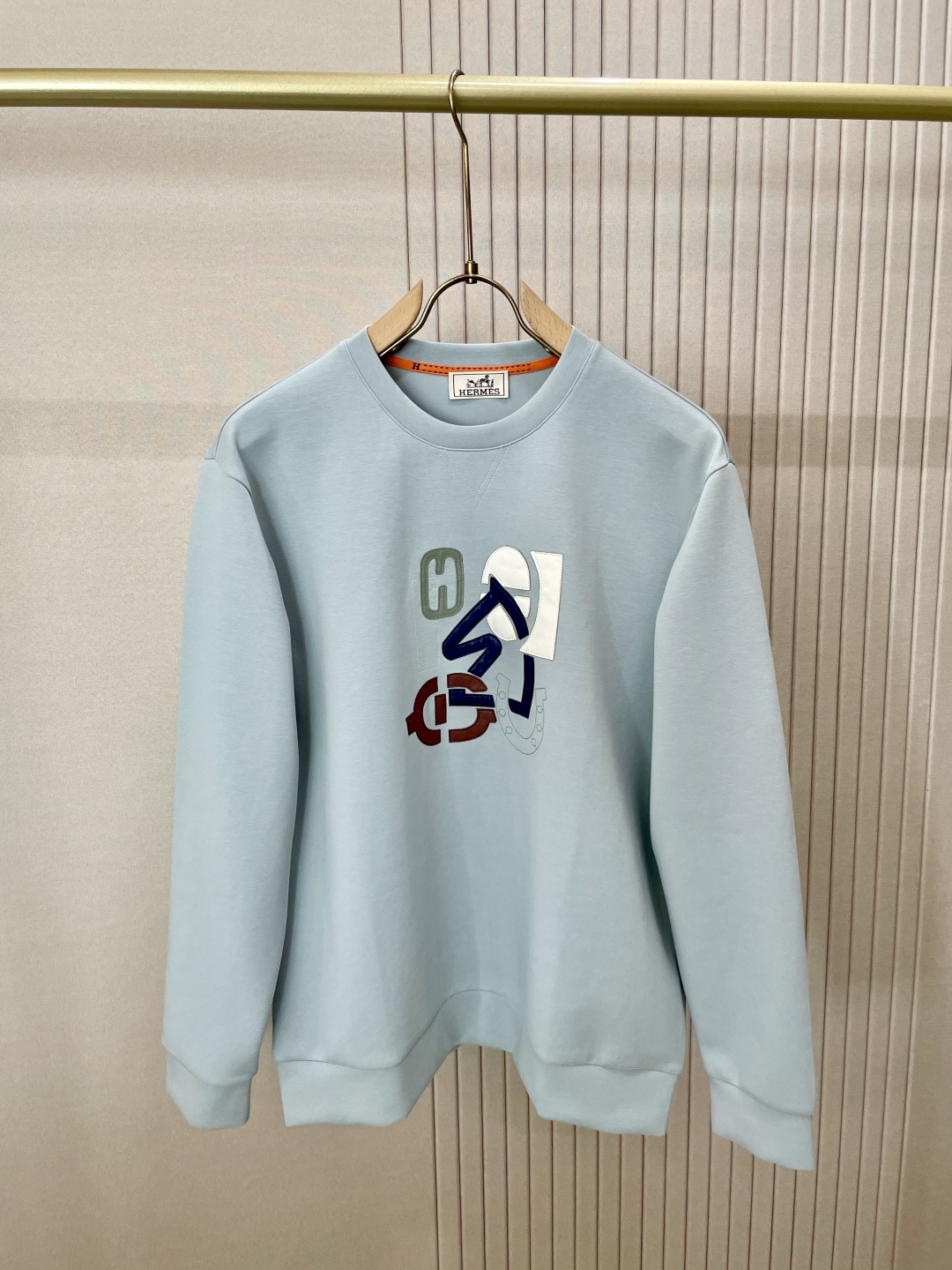 NO:523373,Her&Aijia··The new round-neck pullover sweatshirt in 2025 autumn and winter uses imported high-count wool blend fabric, stands upright and stylish, wrinkle-resistant and non-gray-stick. Customized collar and cuff ribs are not easy to deform; Hjia fancy letter patterns adopt top-grade embroidery and leather-patching technology, and weighs more than 100,000 needles!  Fashionable and refined, layered, three-dimensional and realistic!  Very recognizable!  Only good craftsmanship and good fabrics can make you feel good. Number M-3XL, hoodie, sweatshirts, alexander wang19860909Her&爱家··2025秋冬新款圆领套头卫衣 采用进口高支数羊毛混纺面料,立挺有型,抗皱不沾灰.定制衣领和袖口罗纹,不易变形； H家花式字母图案,采用顶级刺绣 拼皮工艺,十几万针重工艺！洋气精致而富有层次感,立体逼真！辨识度极高！ 好工艺好面料才能穿出好品味 码数M-3XL,,hoodie,sweatshirts,alexander wang,Men's clothing