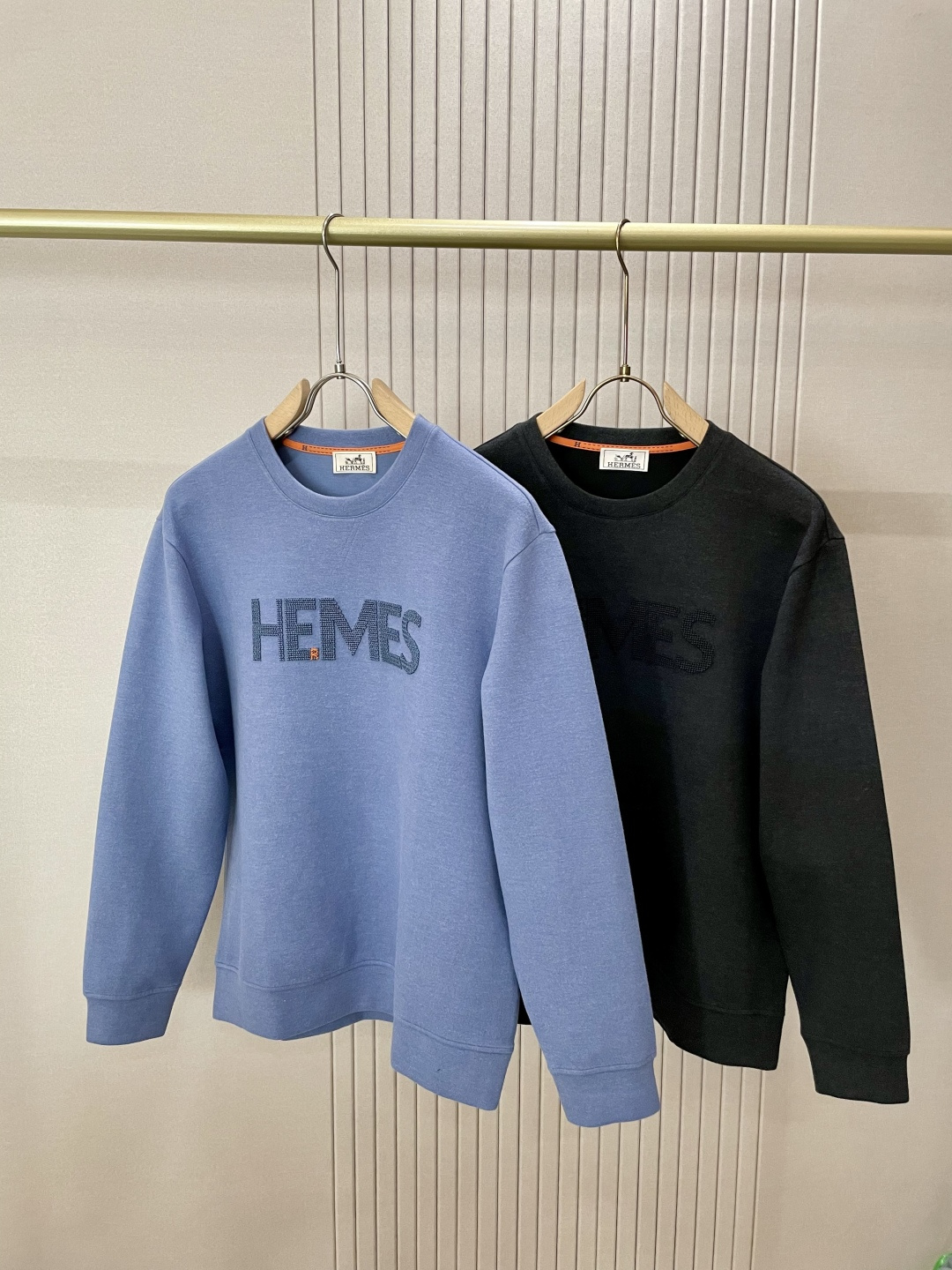 NO:523379,Hermes men's sweatshirt | The perfect collision of luxury quality and casual style. Men, come and see!  This sweatshirt from Hermes really combines the exquisiteness of luxury brands with the slackness of daily life. The light blue style is refreshing and textured, and the gray style is low-key and high-end. The brand letter embroidery on the chest is delicate, and each needle is luxurious, not too ostentatious, but can instantly enhance the overall style of the outfit. The fabric is even more vocal, skin-friendly and crisp, and comfortable to wear. Whether it is paired with casual pants to create a casual and daily feeling or paired with trousers to unlock a light business style, it can be easily controlled. Wear warm alone in autumn and winter, and the inner wear is also very suitable. It is simply a versatile king in the wardrobe. While showing taste, it can meet the needs of various daily wears~ Size m-xxxl, hermes, hoodie, sweatshirts, alexander wang19860909爱马仕男士卫衣｜奢品质感与休闲风的完美碰撞 男士们看过来！爱马仕的这款卫衣,真的把奢牌的精致和日常的松弛感融合得恰到好处～ 浅蓝款清爽又显质感,灰色款低调中透着高级.胸前的品牌字母刺绣,工艺细腻,每一针都透着奢华感,不会过于张扬,却又能瞬间提升整体穿搭的格调. 面料更是没话说,亲肤又有挺括度,穿着舒适自在,不管是搭配休闲裤打造随性日常感,还是搭配西裤解锁轻商务风格,都能轻松驾驭.秋冬单穿保暖,内搭也很合适,简直是衣橱里的百搭王,彰显品味的同时,又能满足日常各种场合的穿搭需求～ 尺码m-xxxl,,hermes,hoodie,sweatshirts,alexander wang,Men's clothing