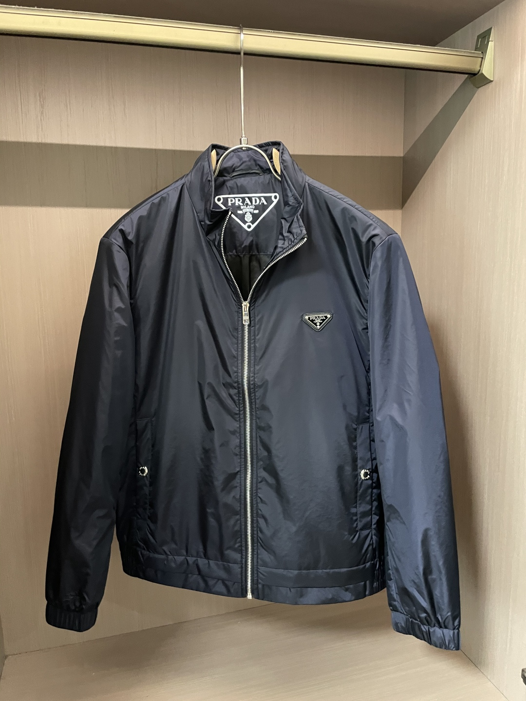 PRADA 2025秋冬休闲夹克外套，最新时尚休闲拉链夹克，时尚夹克外套!贸易公司渠道稀出，同步官网发售