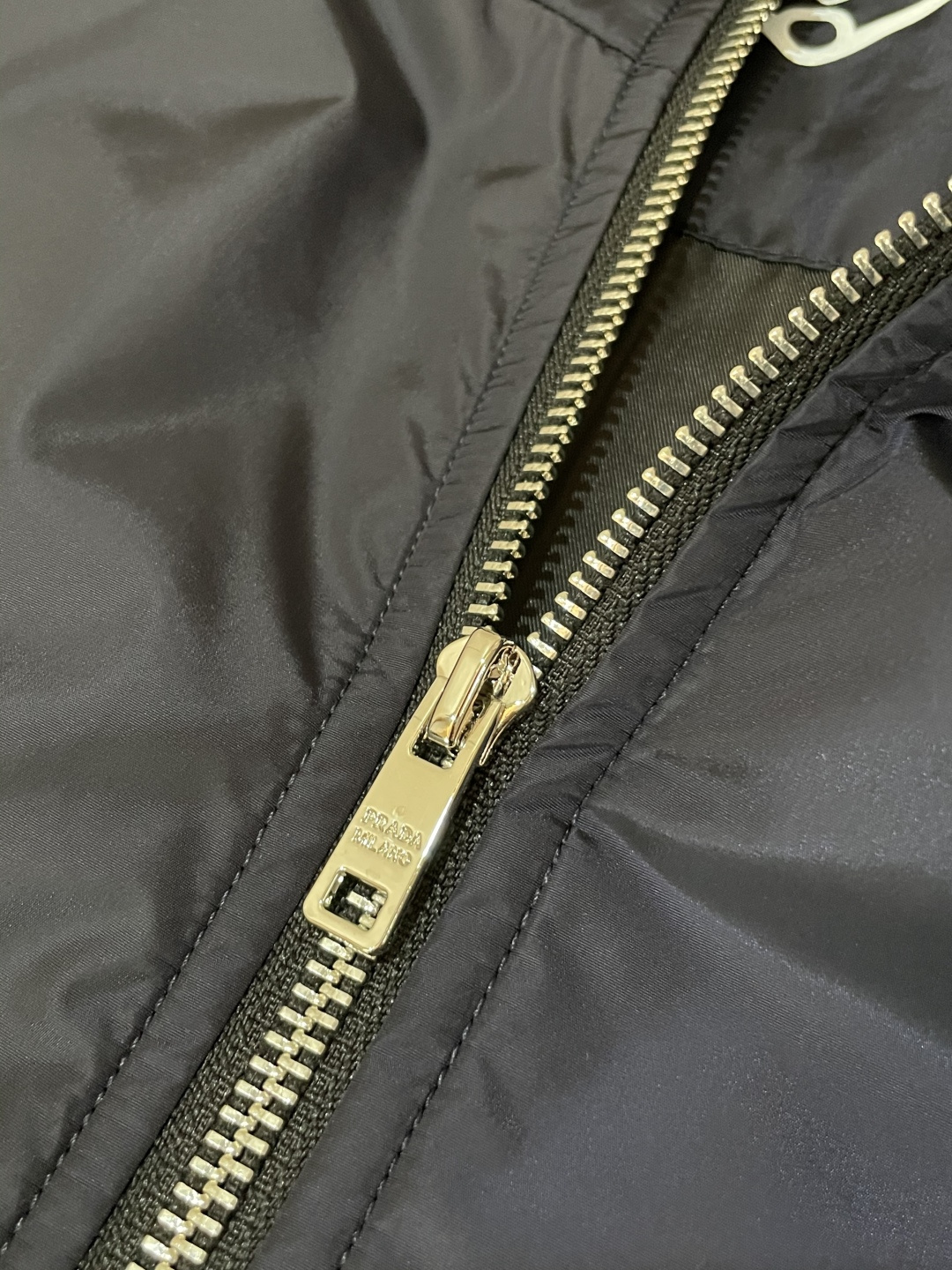 PRADA 2025秋冬休闲夹克外套，最新时尚休闲拉链夹克，时尚夹克外套!贸易公司渠道稀出，同步官网发售