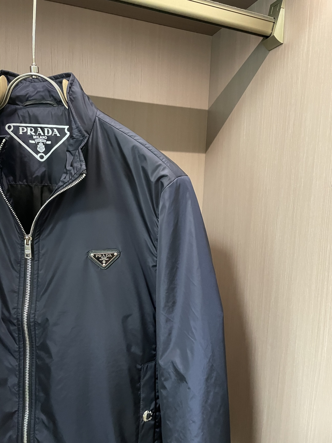 PRADA 2025秋冬休闲夹克外套，最新时尚休闲拉链夹克，时尚夹克外套!贸易公司渠道稀出，同步官网发售