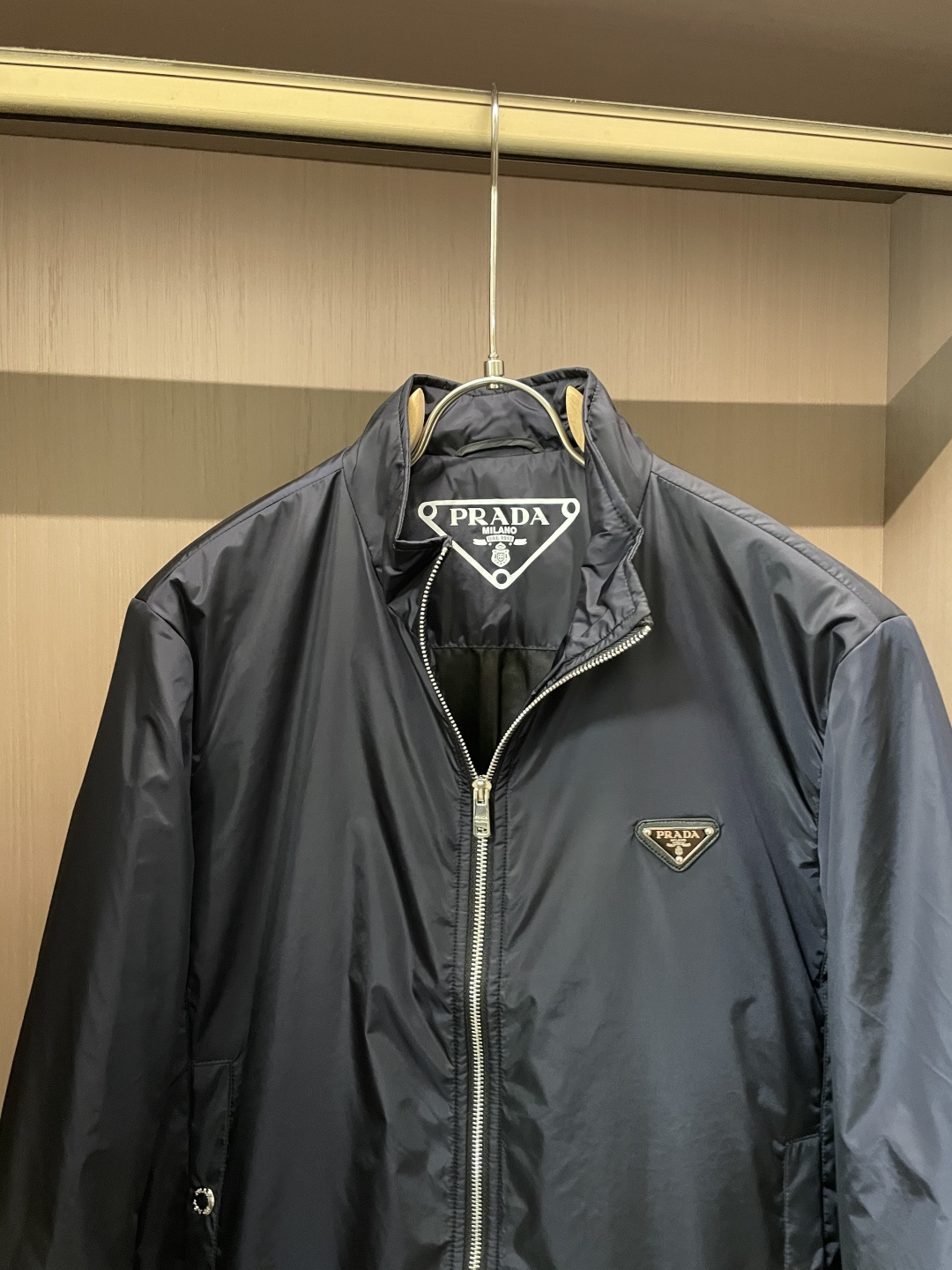 PRADA 2025秋冬休闲夹克外套，最新时尚休闲拉链夹克，时尚夹克外套!贸易公司渠道稀出，同步官网发售