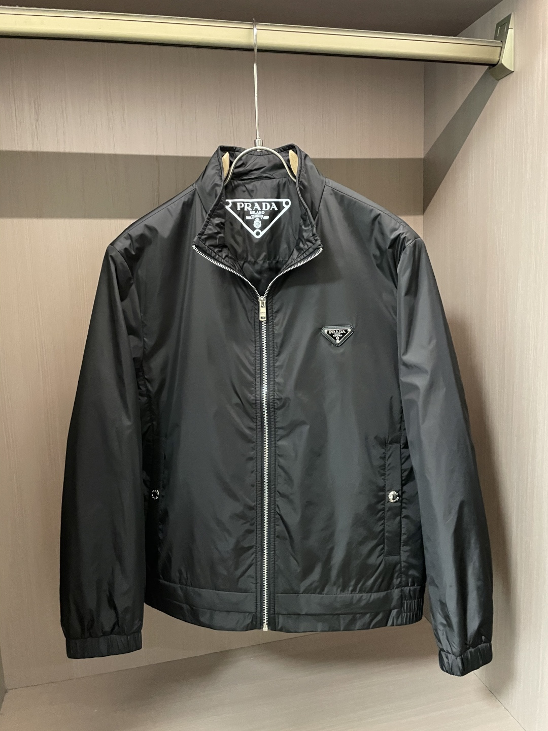 PRADA 2025秋冬休闲夹克外套，最新时尚休闲拉链夹克，时尚夹克外套!贸易公司渠道稀出，同步官网发售