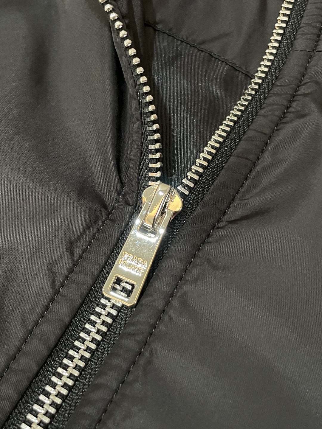 PRADA 2025秋冬休闲夹克外套，最新时尚休闲拉链夹克，时尚夹克外套!贸易公司渠道稀出，同步官网发售