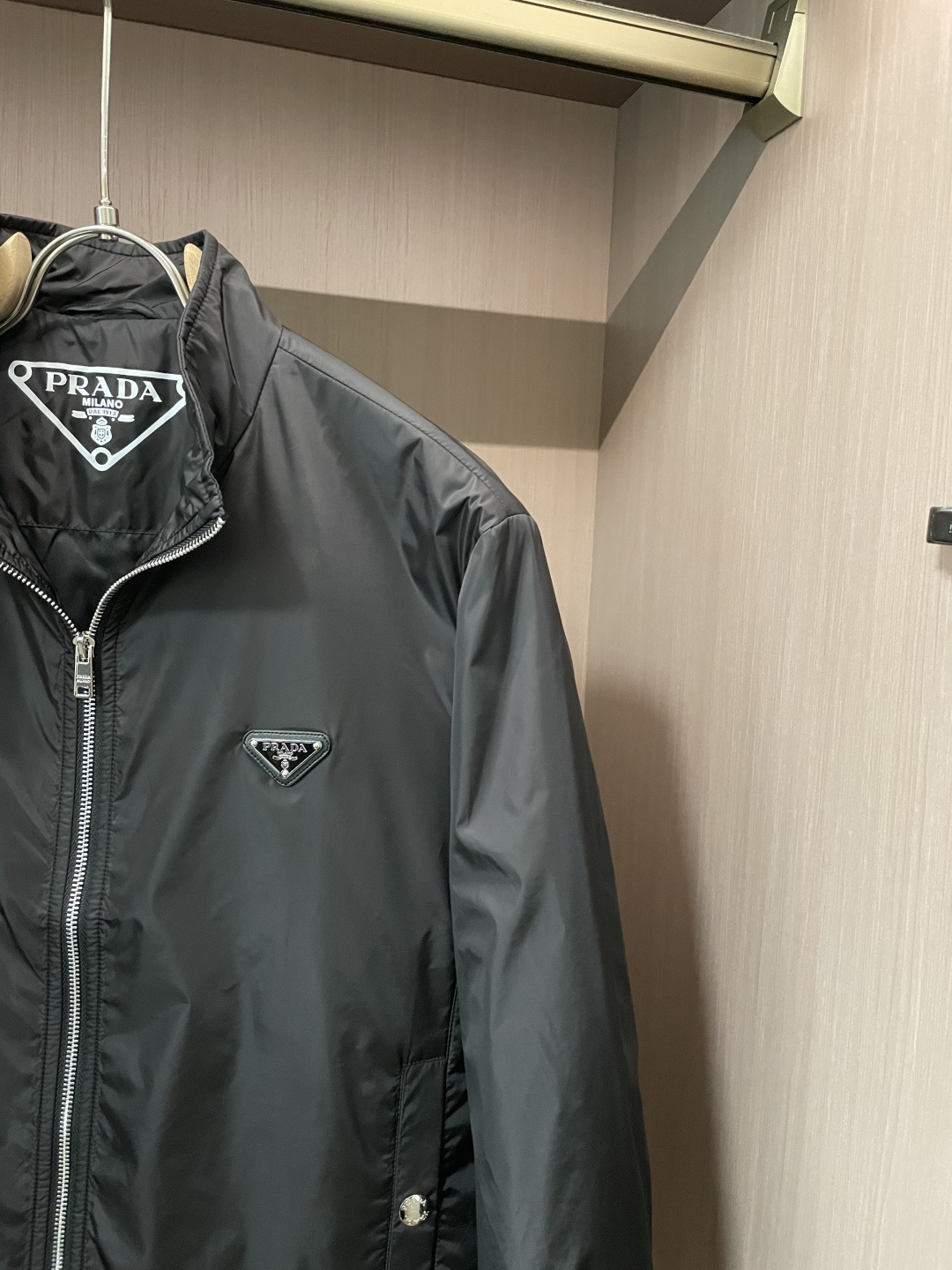 PRADA 2025秋冬休闲夹克外套，最新时尚休闲拉链夹克，时尚夹克外套!贸易公司渠道稀出，同步官网发售