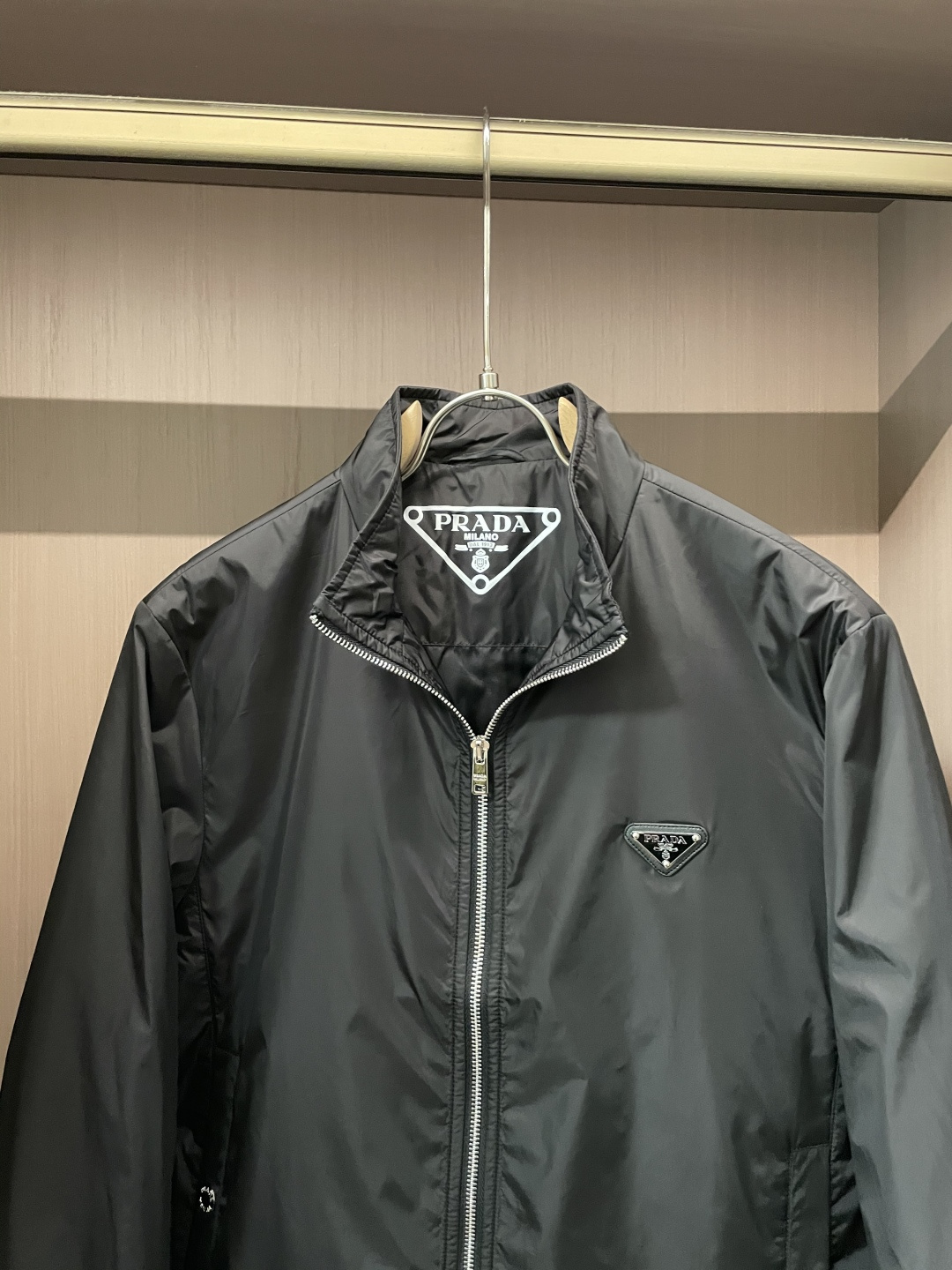 PRADA 2025秋冬休闲夹克外套，最新时尚休闲拉链夹克，时尚夹克外套!贸易公司渠道稀出，同步官网发售