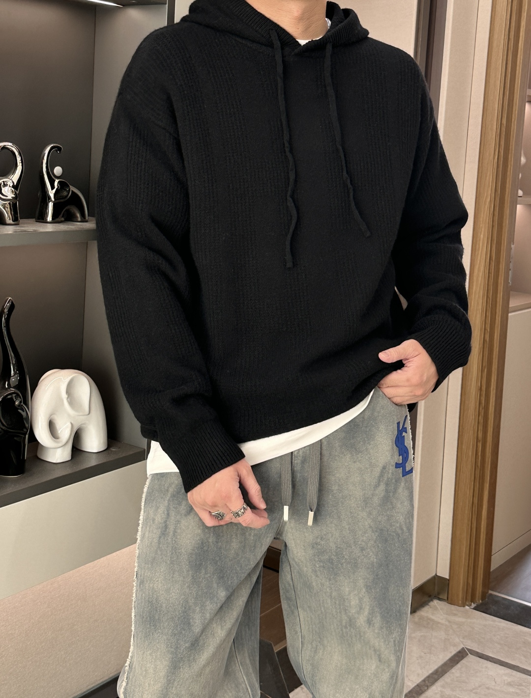 NO:599447,H men’s hooded wool sweaters | The first choice for autumn and winter that coexists laziness and texture. Boys don’t have to worry about dressing in autumn and winter. These two hooded sweaters are directly like gods!  Select high-quality wool imported from Italy. The light grass green model is fresh and energetic, breaking the dullness of autumn and winter; the black model is classic and versatile, simple and elegant. The hooded design has a lazy and casual atmosphere, and the drawstring details add a bit of agility. The knitted texture is exquisite, the fabric is soft and skin-friendly, comfortable and warm to wear. Whether it is worn with jeans on a daily basis or at home, you can easily create a casual and textured style. It is a perfect C-position item for your autumn and winter wardrobe~  Size m-xxl,,jeans,hats,alexander wang19860909H家男士连帽羊毛针织衫｜慵懒与质感并存的秋冬首选 男生秋冬穿搭不用愁,这两款连帽针织衫直接封神！ 甄选意大利进口优质羊毛 浅草绿款清新又有活力,打破秋冬的沉闷感；黑色款经典百搭,简约大气.连帽设计自带慵懒随性的氛围,抽绳细节增添了几分灵动感.针织纹理细腻,面料柔软亲肤,穿着舒适又保暖.不管是日常出街搭配牛仔裤,还是居家休闲,都能轻松营造出随性又有质感的风格,妥妥的秋冬衣橱C位单品～ 尺码m-xxl,,jeans,hats,alexander wang,Men's clothing